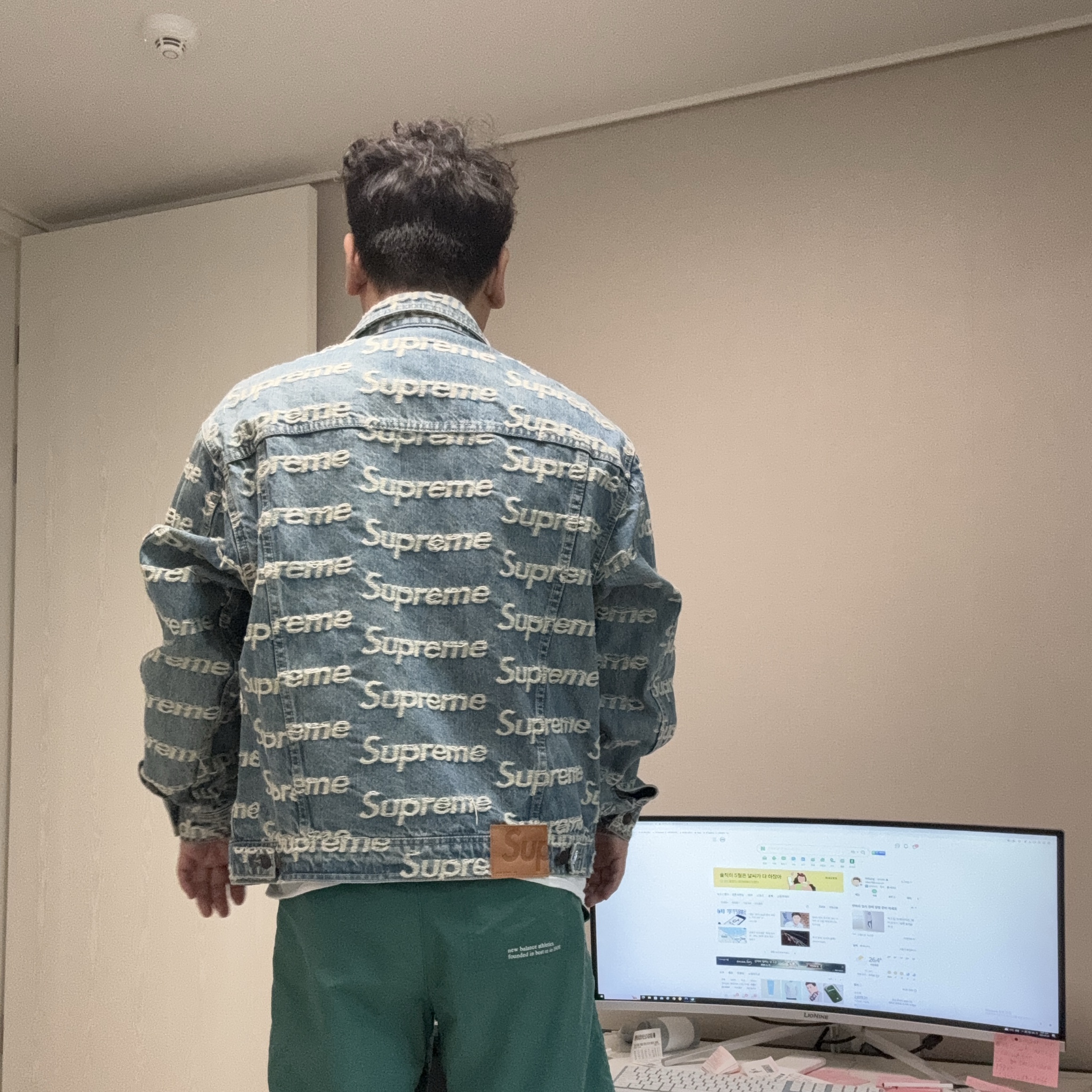 Supreme Frayed Logos Denim Trucker Jacket Blue - 21SS 착용 스타일 - 2