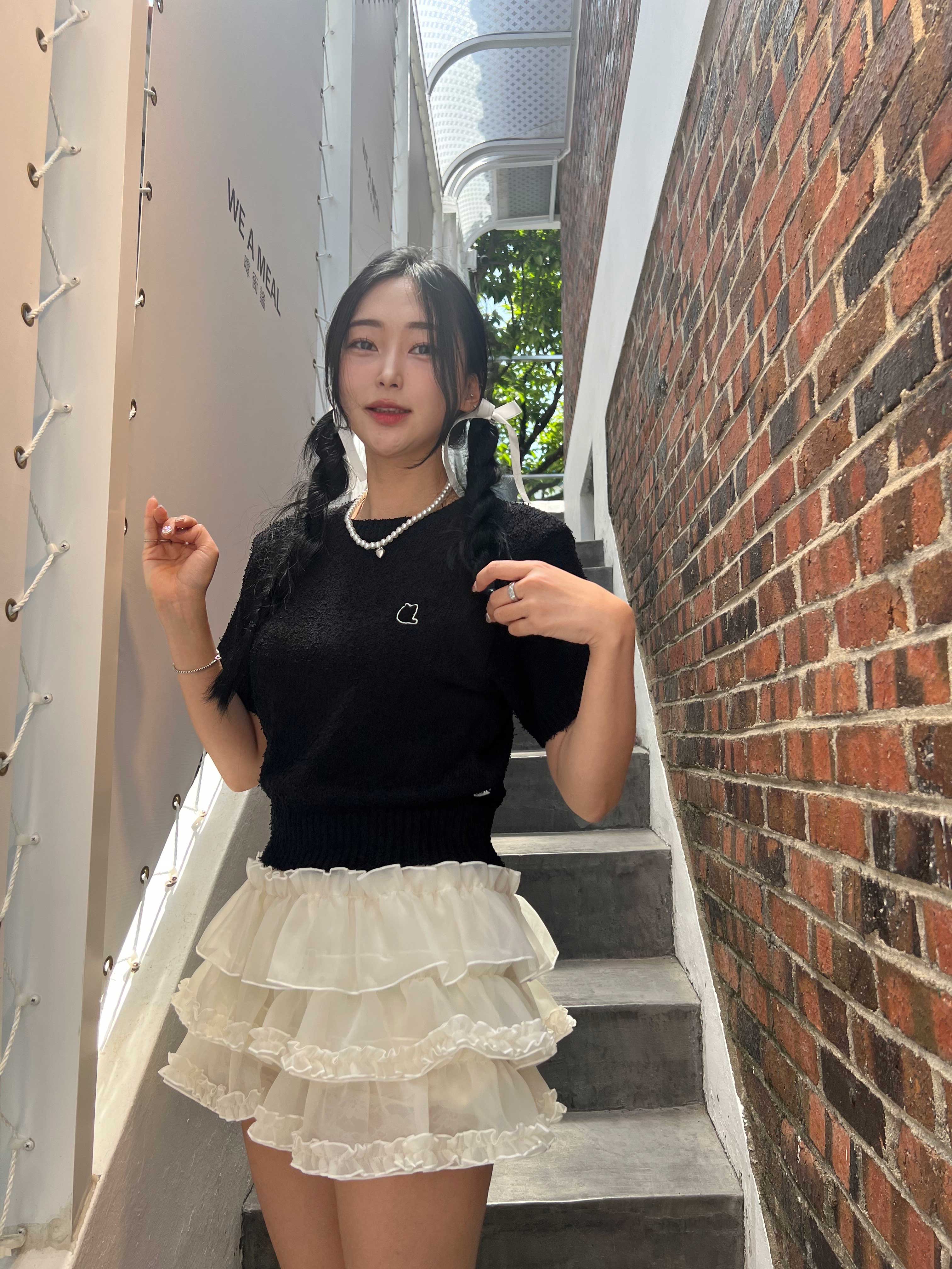 샤넬 코코 크러쉬 링 퀼티드 모티프 스몰 & 18K 화이트 골드, (W) 오트리 메달리스트 로우 레더 스니커즈 화이트 핑크 착용 스타일 - 1