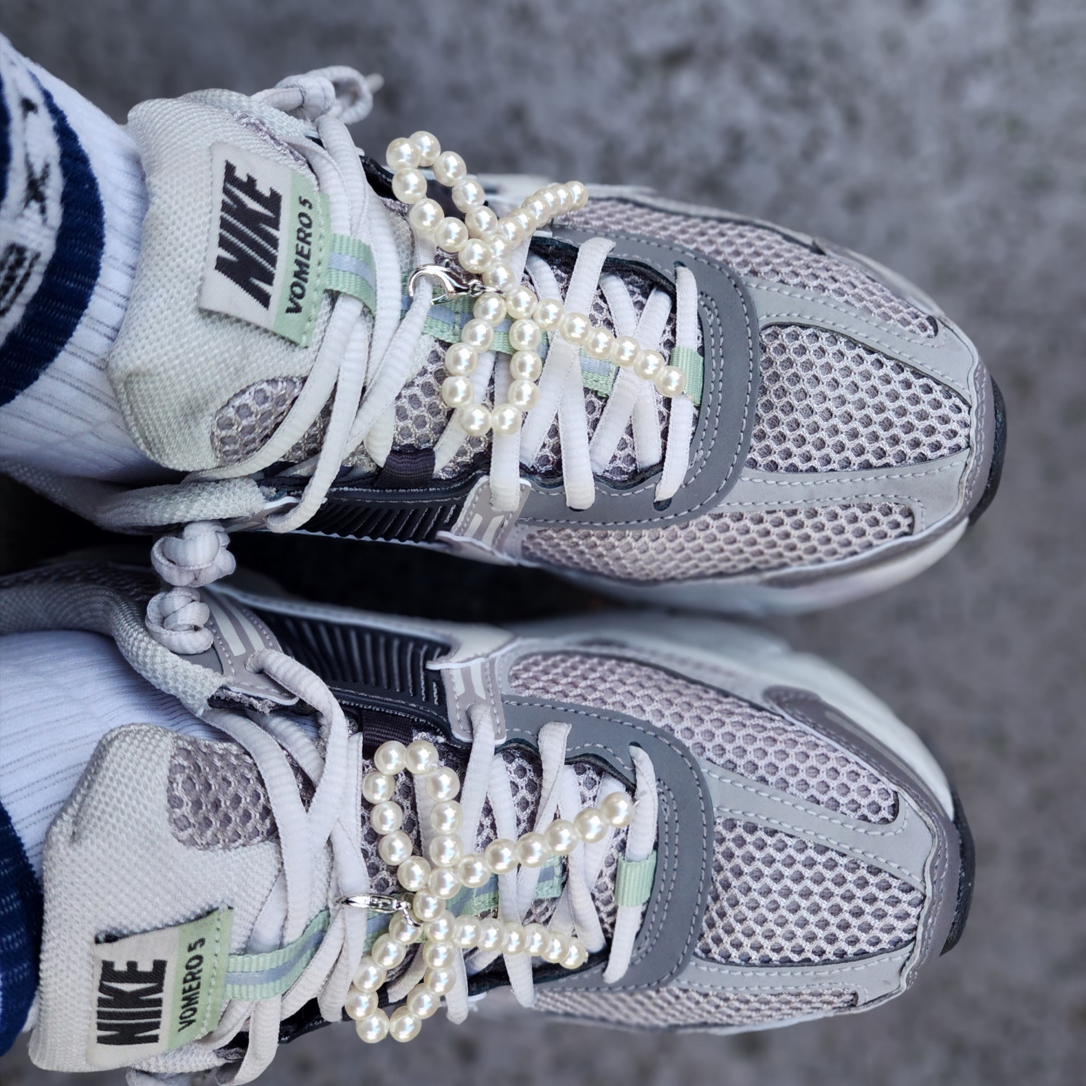 (W) Nike Zoom Vomero 5 Cobblestone and Flat Pewter 착용 스타일