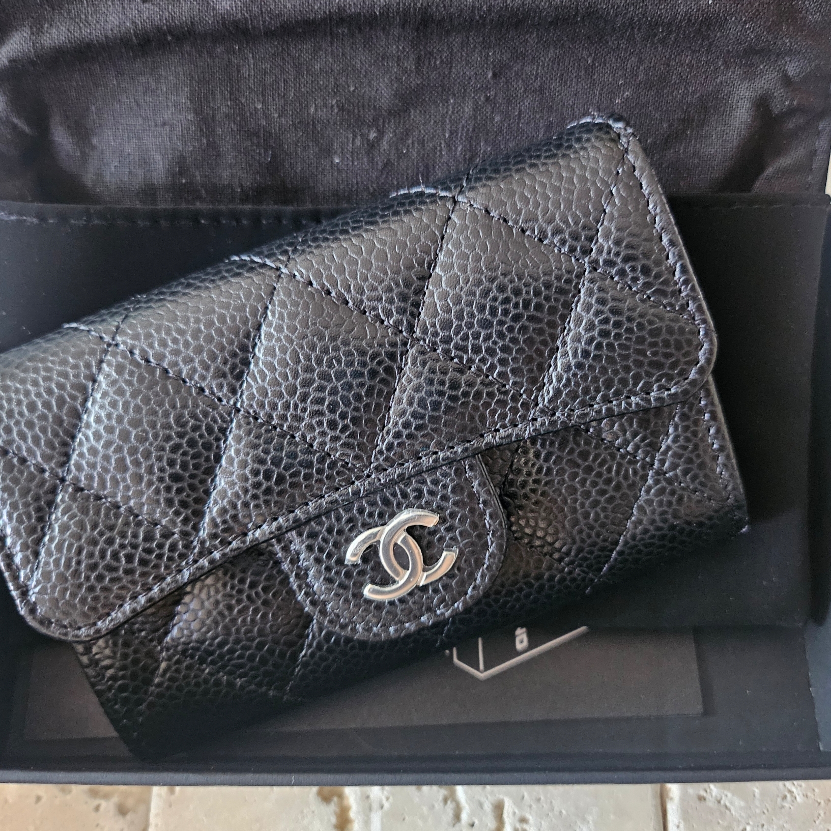 Chanel Classic Card Holder Grained Calfskin & Silver Black 착용 스타일