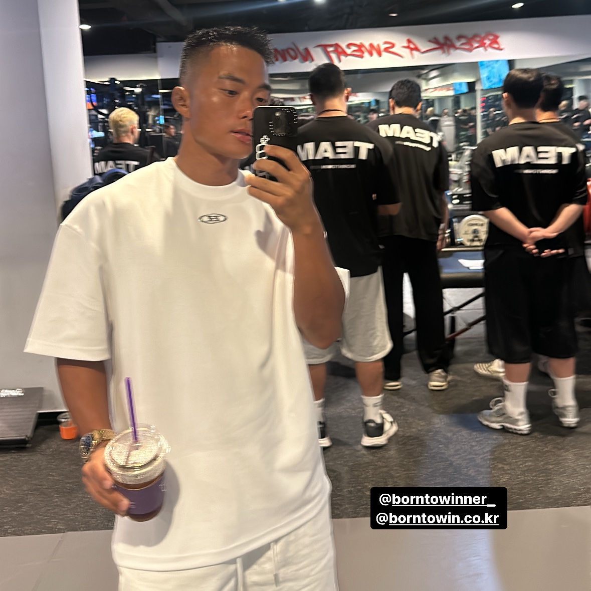 BORN TO WIN Silver B Over Fit T-Shirts White 착용 스타일