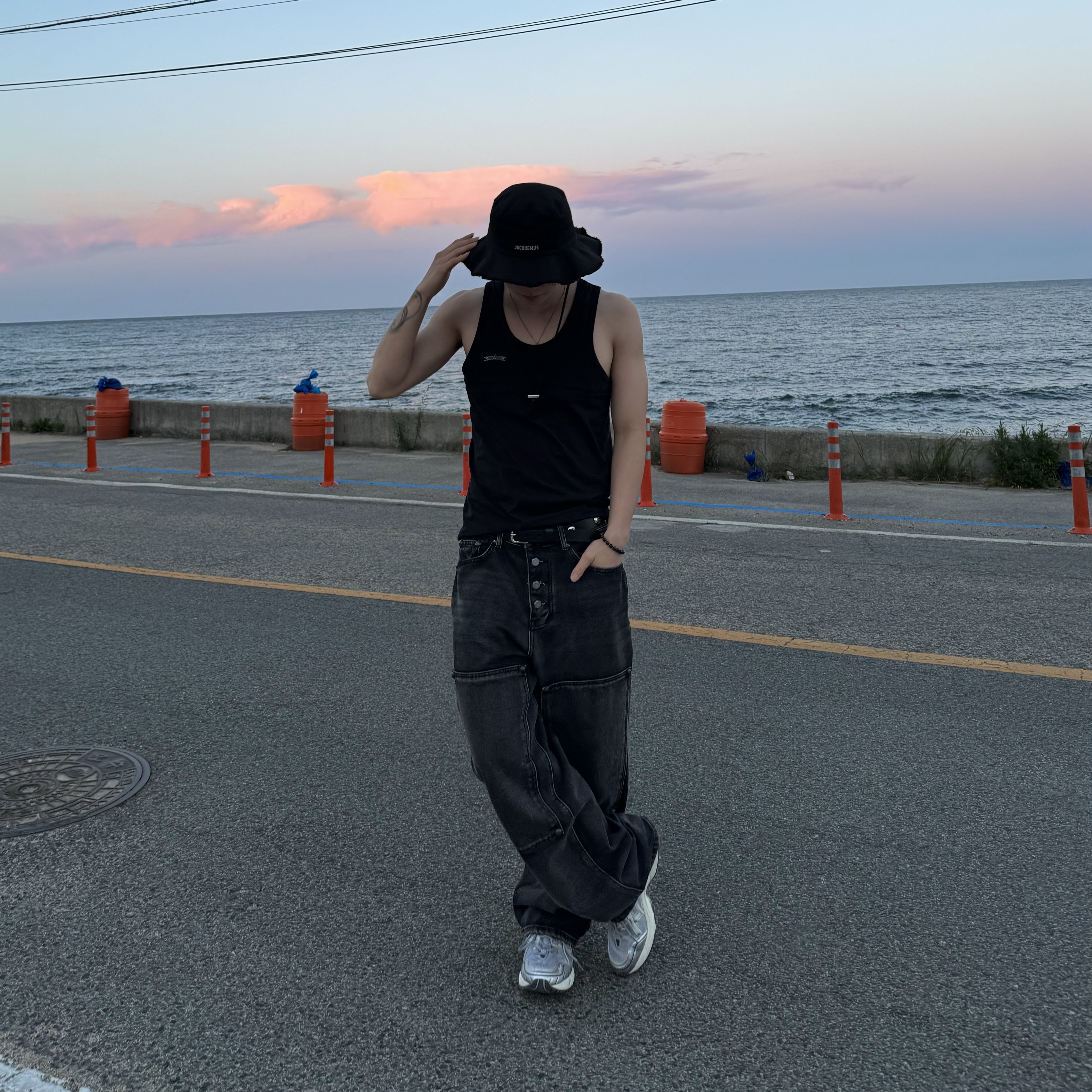 Jacquemus Le Bob Artichaut Bucket Hat Black, Asics Gel-1090 Piedmont Grey 착용 스타일 - 1