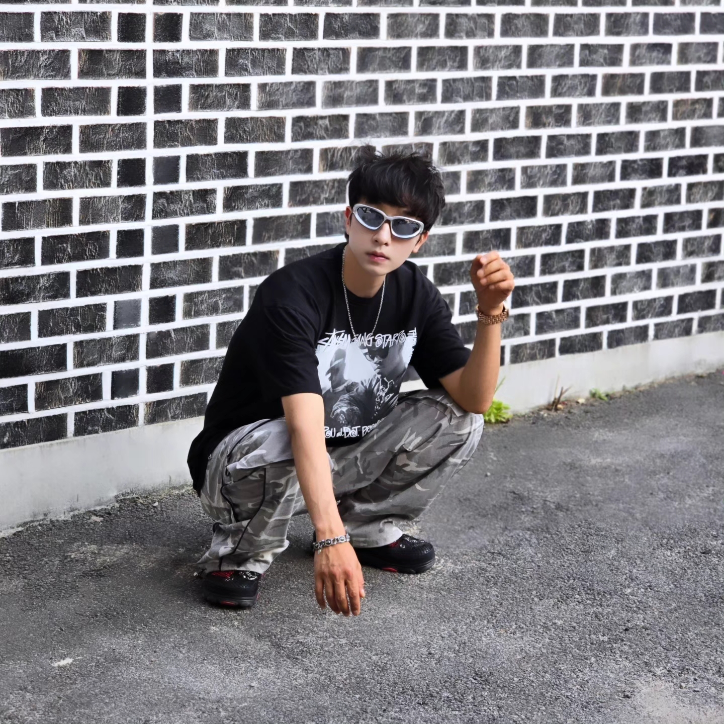 Stussy x Gang Starr Take It Personal T-Shirt Black, Crocs x Staple Classic All Terrain Clog Black 착용 스타일 - 4