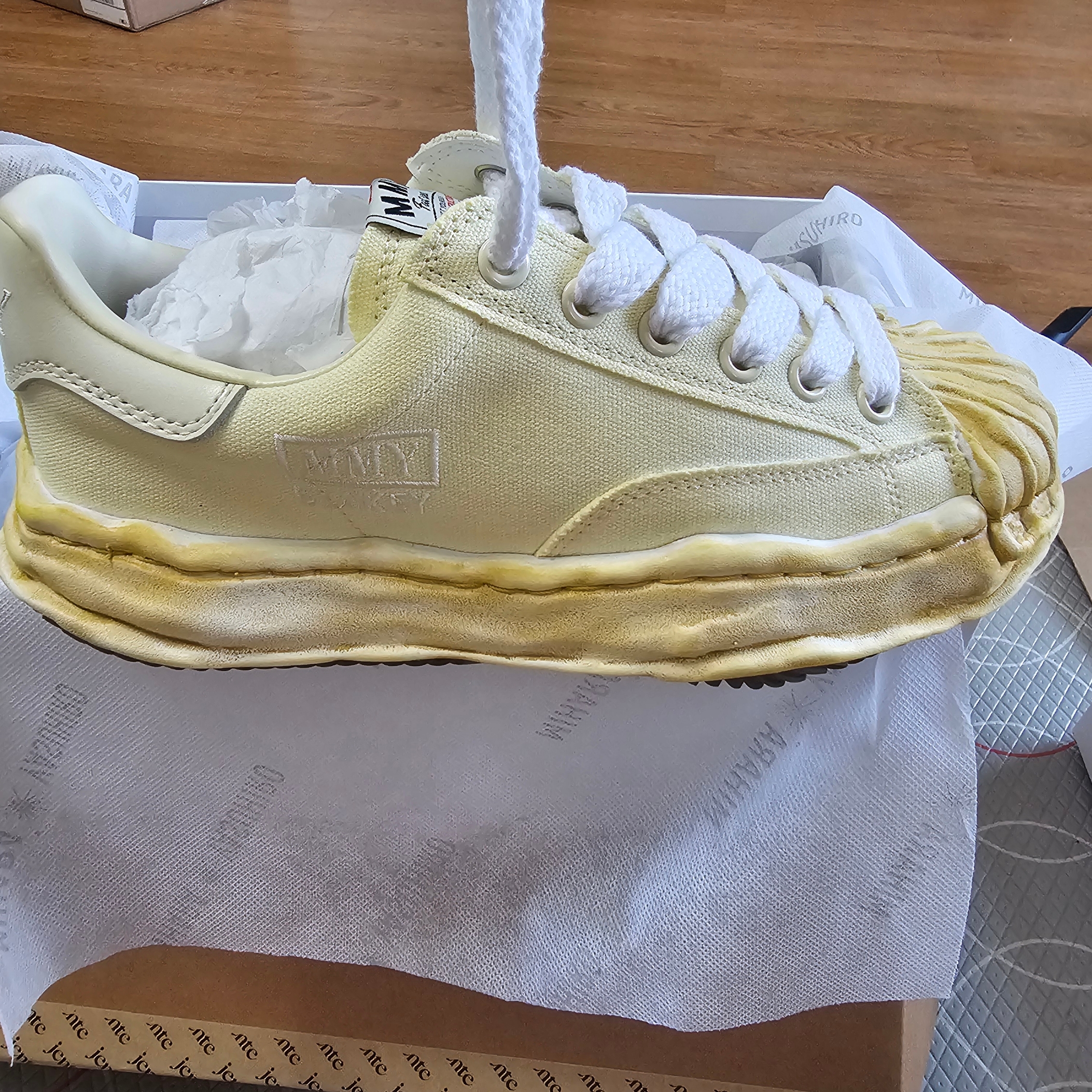 Maison Mihara Yasuhiro Blakey OG Sole Canvas Over Dyed Low-top Sneakers White 착용 스타일 - 2