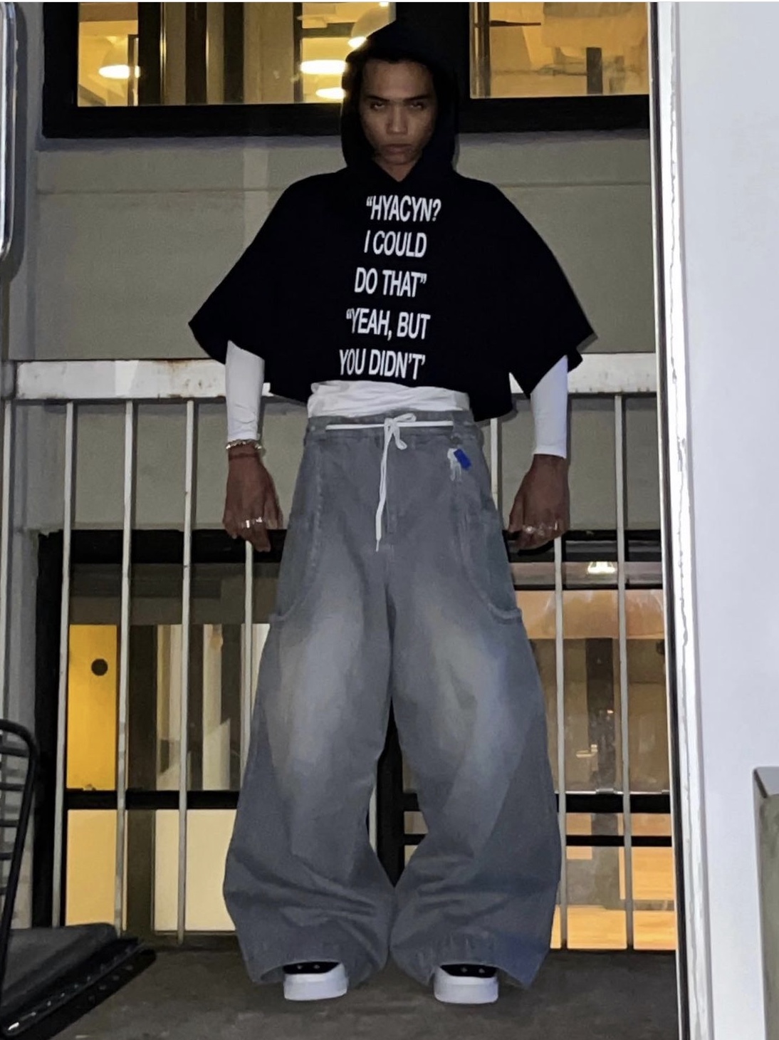[KREAM 단독] Hyacyn Denim Us Sevar Rof Silver, [KREAM 단독] Hyacyn Tee Hyacyn USA Trademark White 착용 스타일 - 1