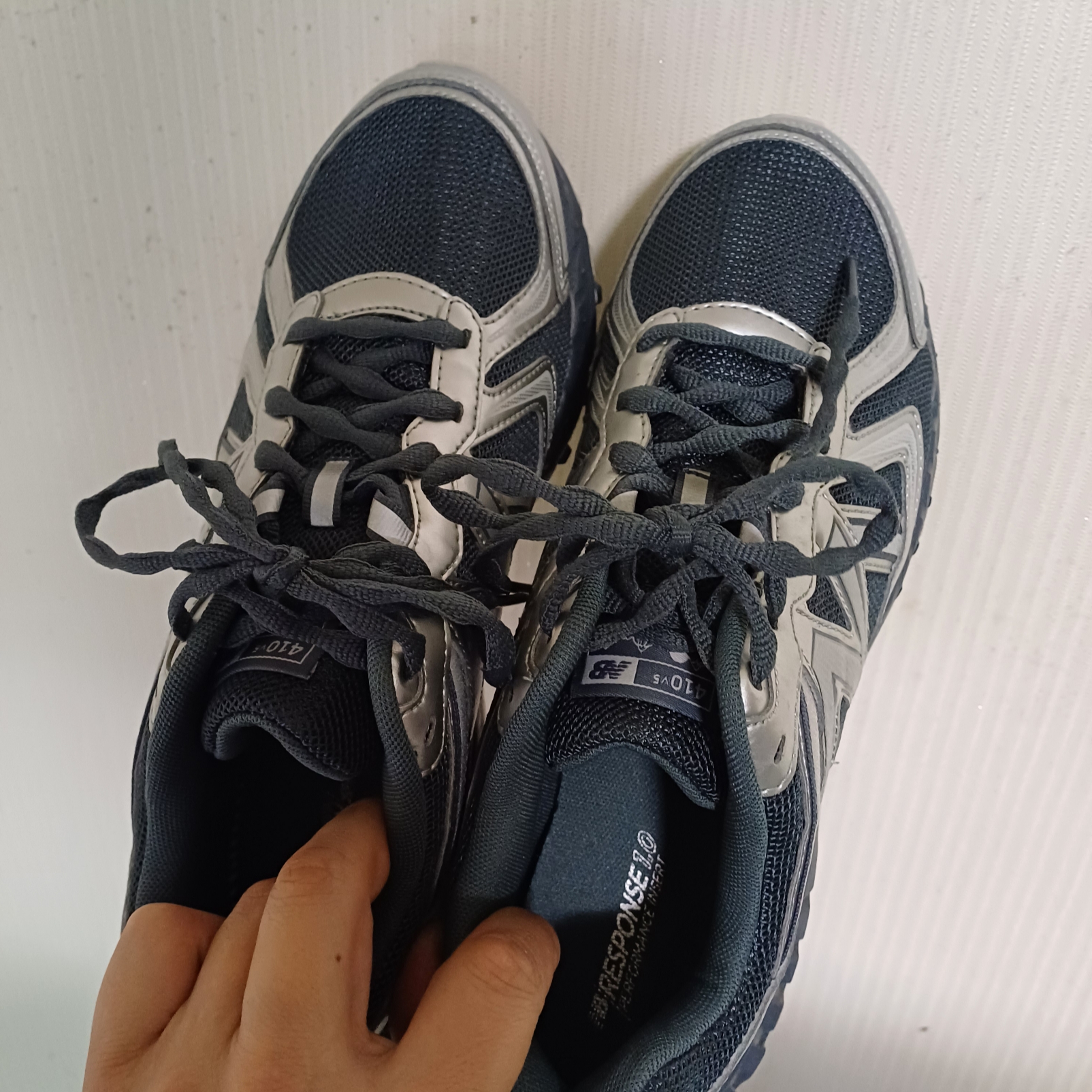 New Balance 410v5 Black Silver - 2E Wide 착용 스타일 - 2