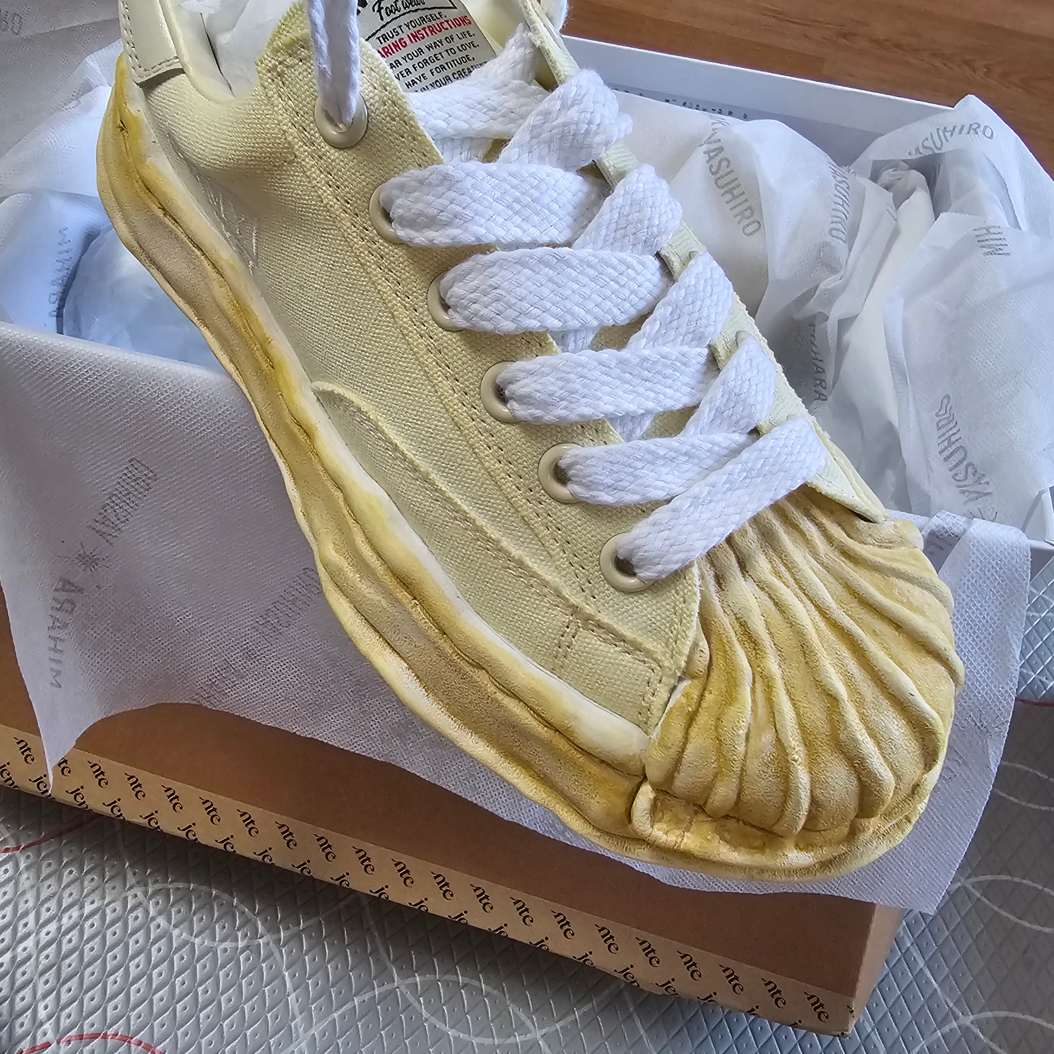 Maison Mihara Yasuhiro Blakey OG Sole Canvas Over Dyed Low-top Sneakers White 착용 스타일 - 1