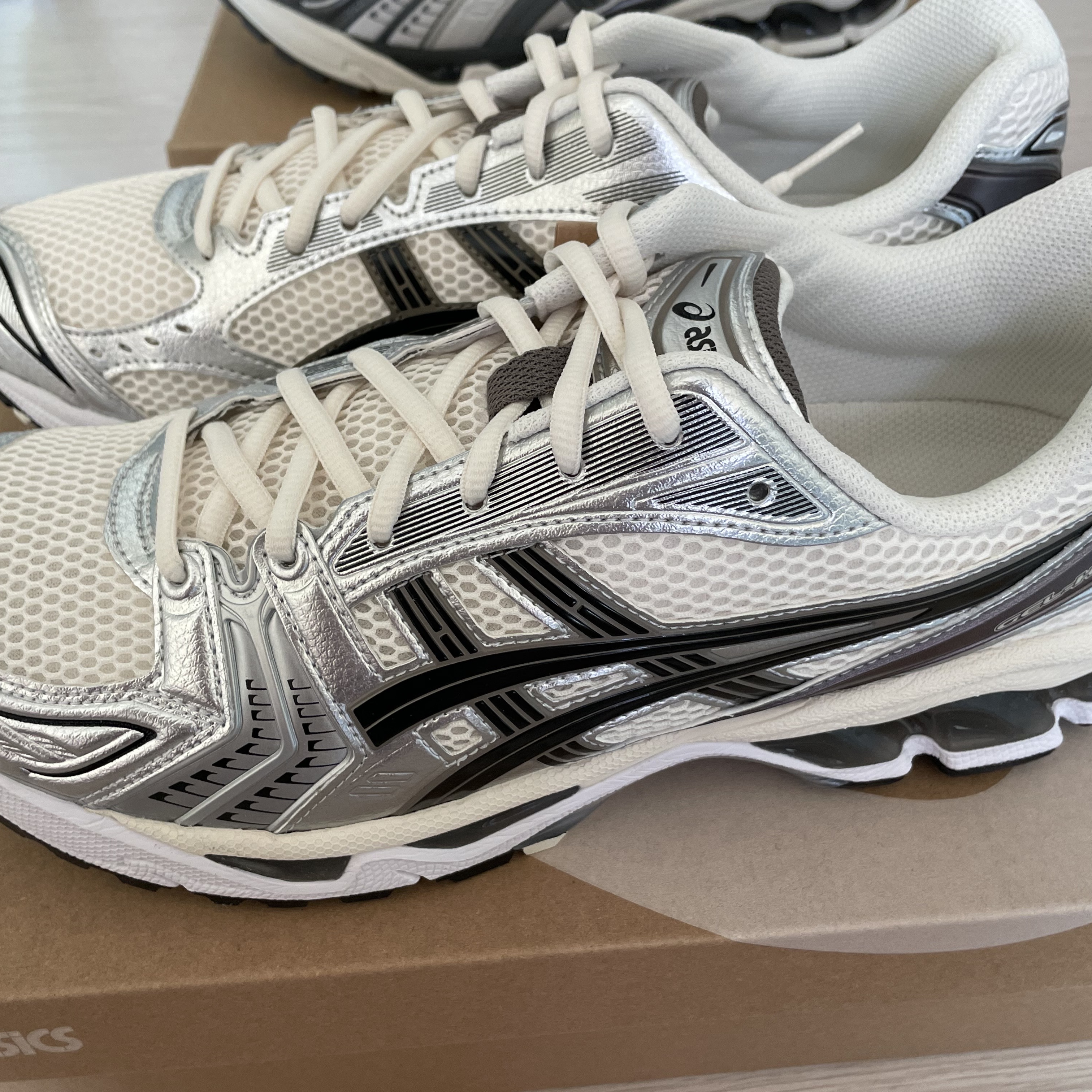 Asics Gel-Kayano 14 Cream Black, Asics Unlimited Gel-Kayano 14 Oyster Grey Clay Grey 착용 스타일 - 3