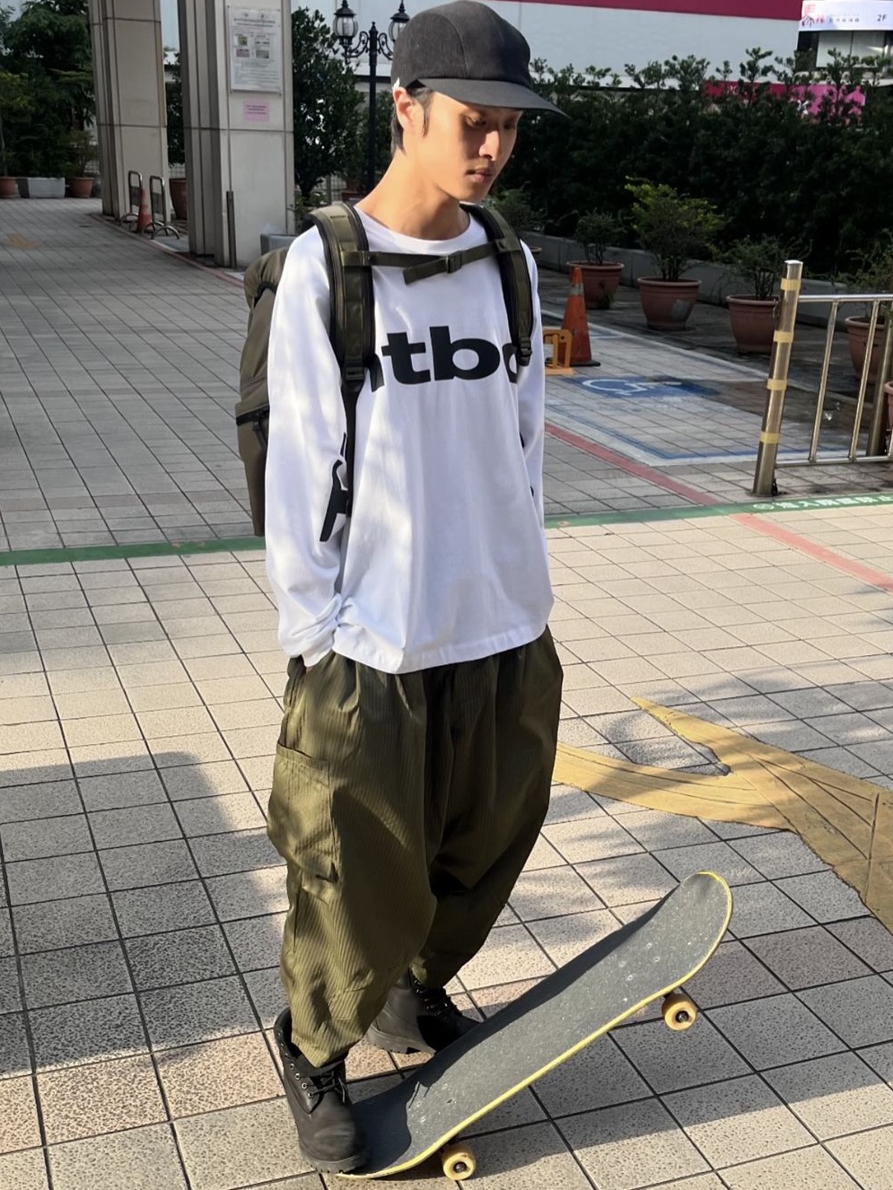 Tightbooth Big Logo LS T-Shirt White 착용 스타일 - 4