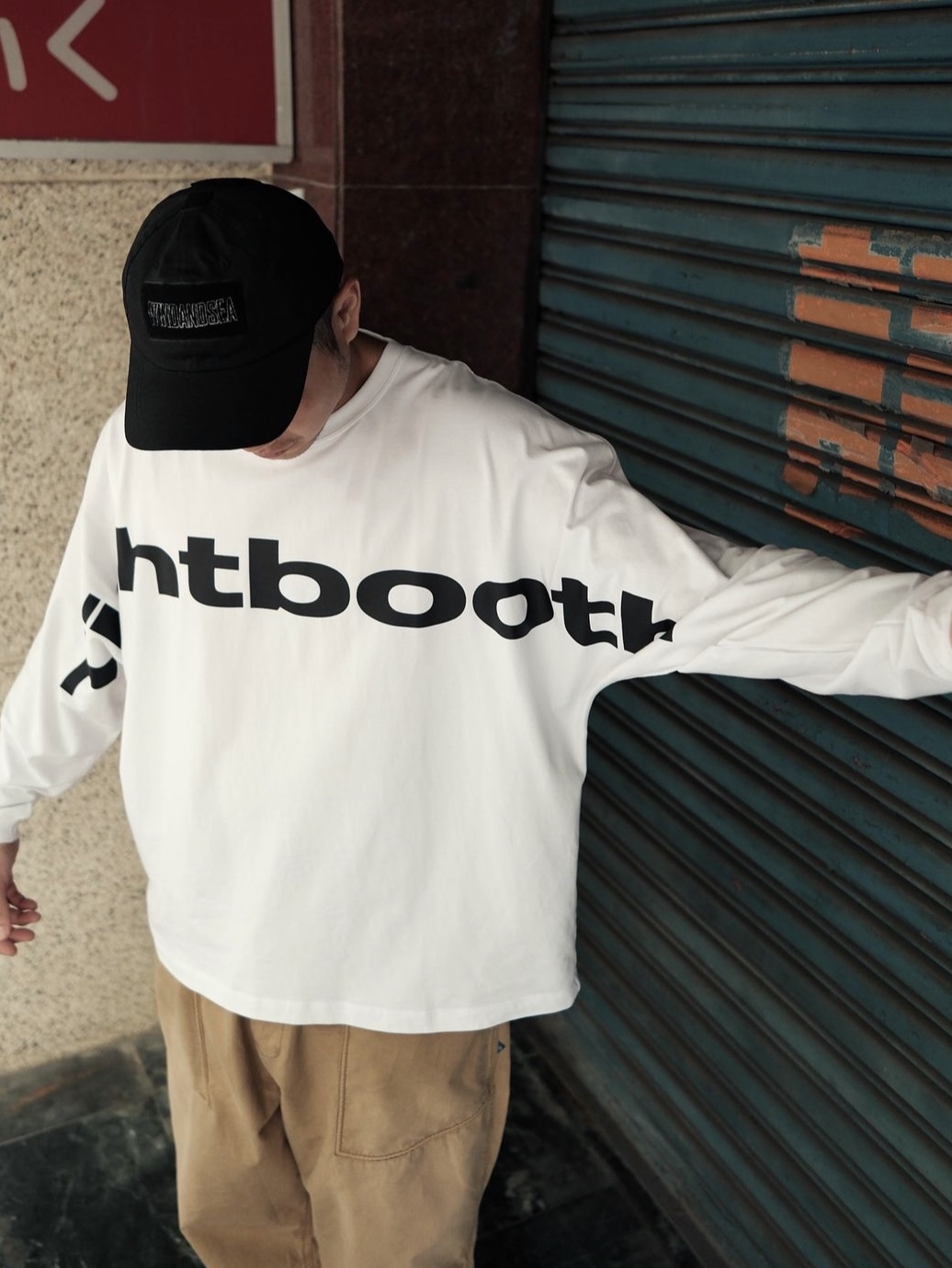 Tightbooth Big Logo LS T-Shirt White 착용 스타일 - 3