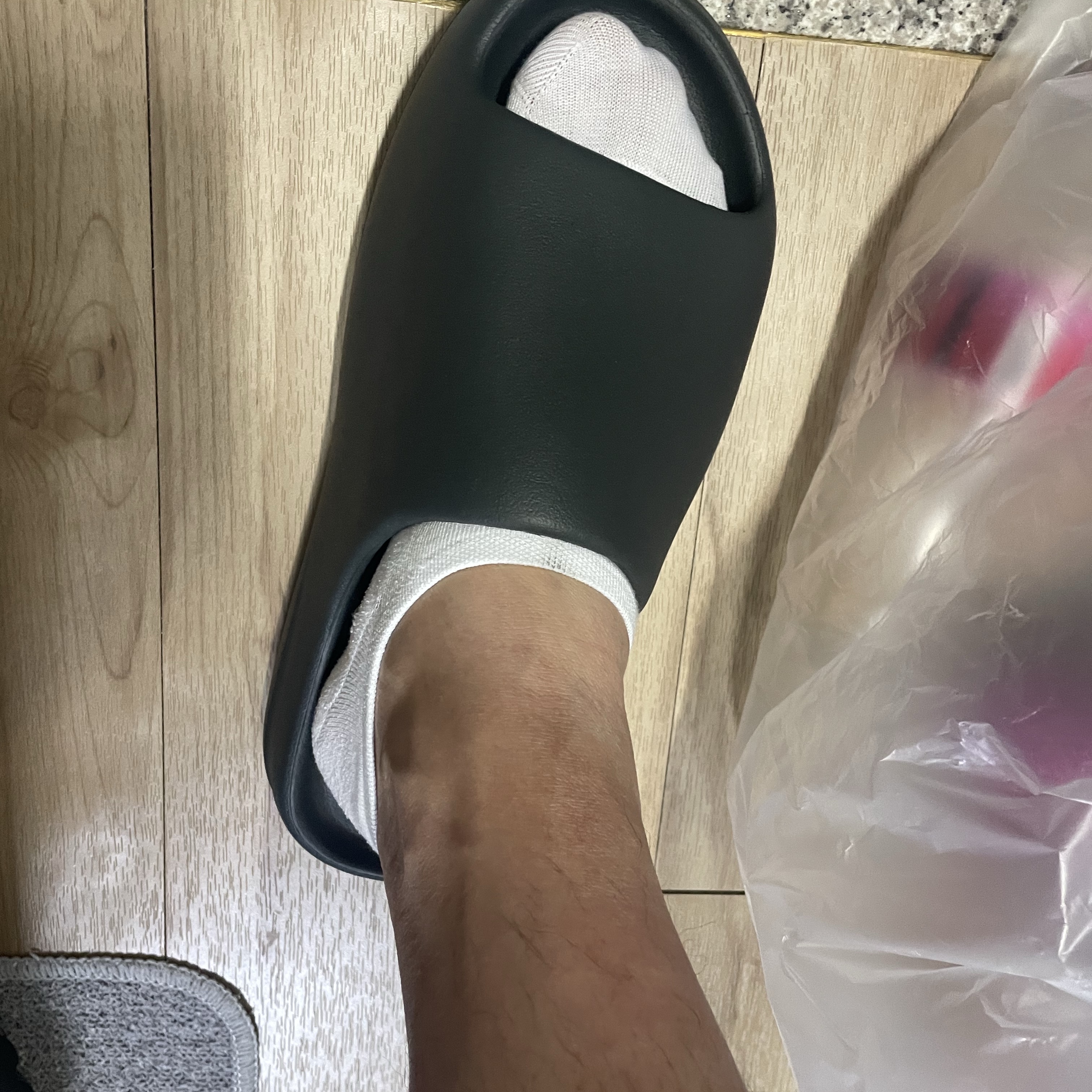 Adidas Yeezy Slide Dark Onyx 2024 착용 스타일 - 2