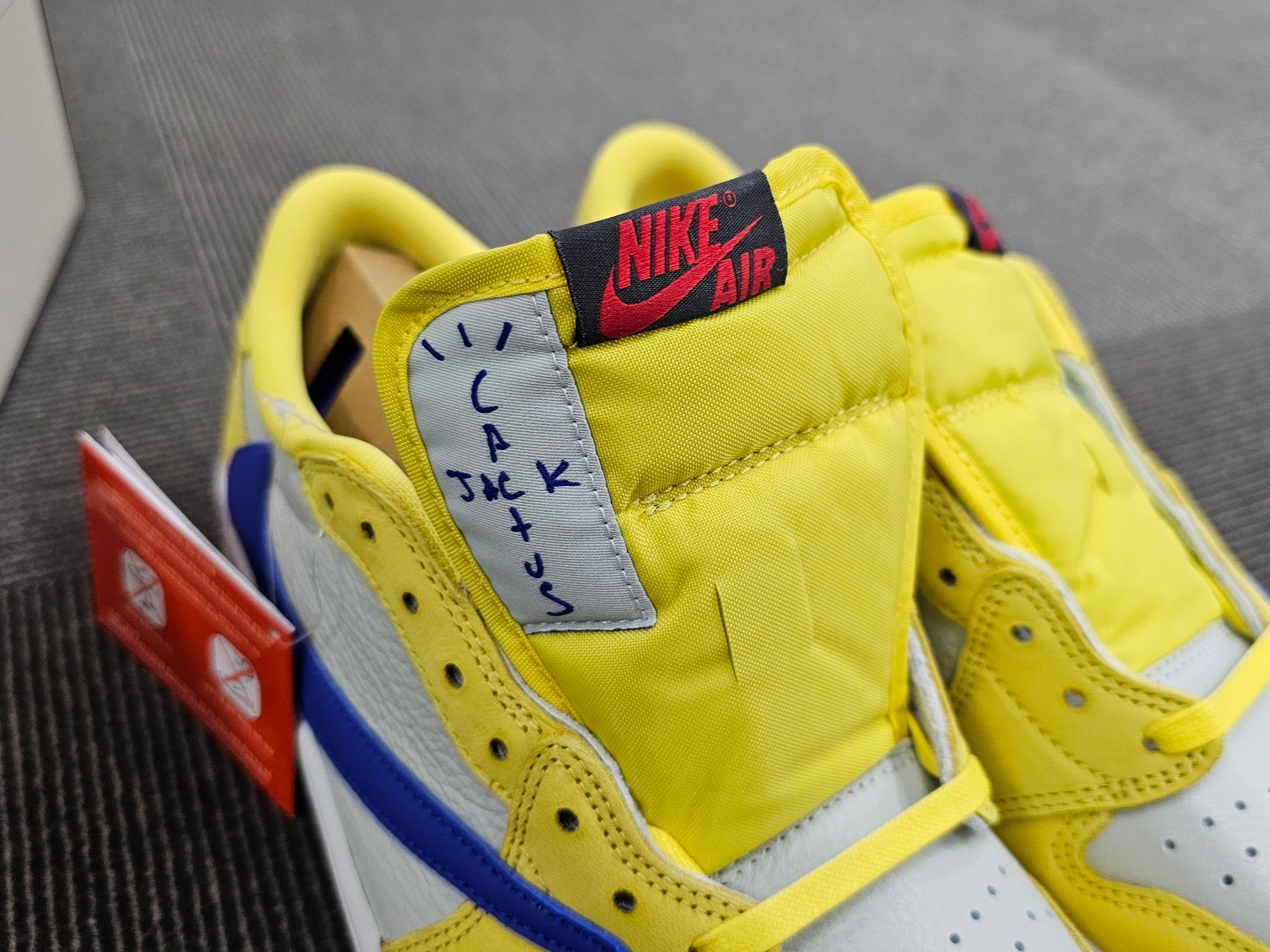 (W) Jordan 1 x Travis Scott Retro Low OG SP Canary 착용 스타일 - 2