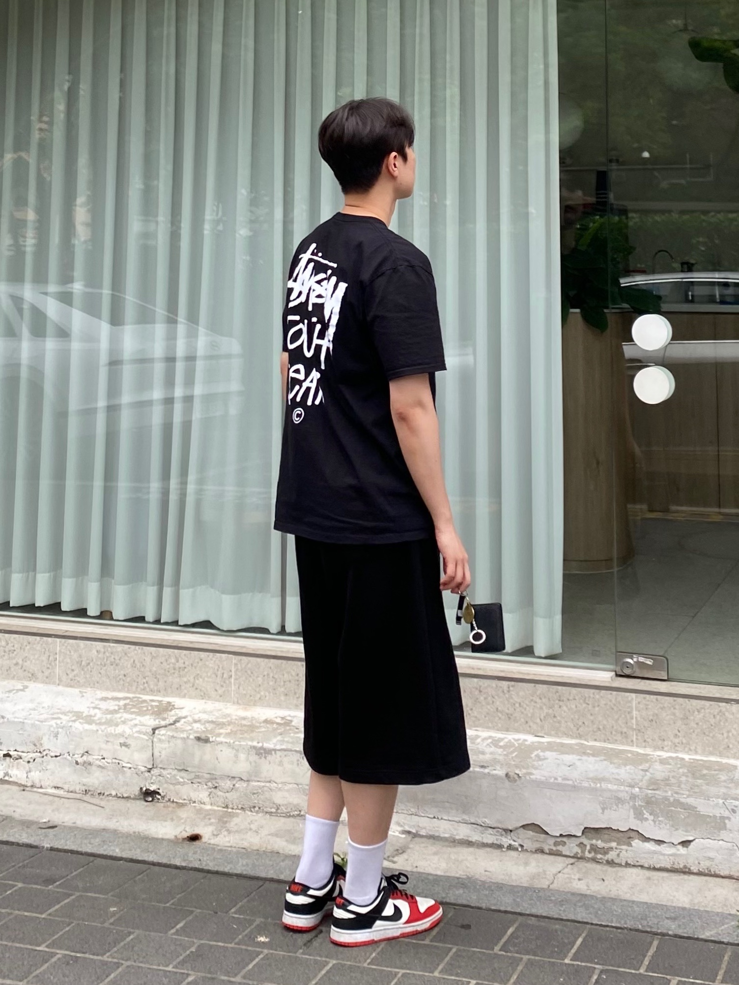 Stussy Tough Gear T-Shirt Black, Nike x NBA Dunk Low Retro EMB Black and Chile Red 착용 스타일 - 3