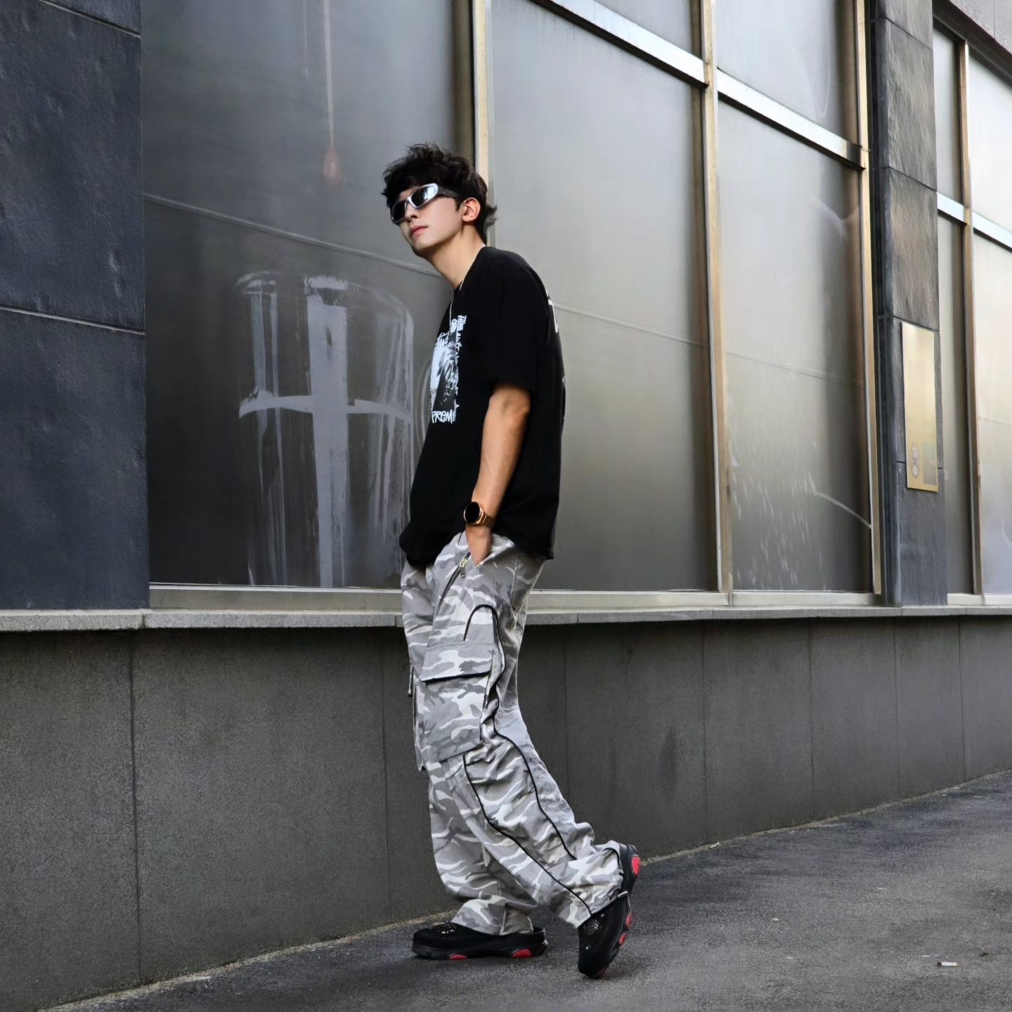 Stussy x Gang Starr Take It Personal T-Shirt Black, Crocs x Staple Classic All Terrain Clog Black 착용 스타일 - 2