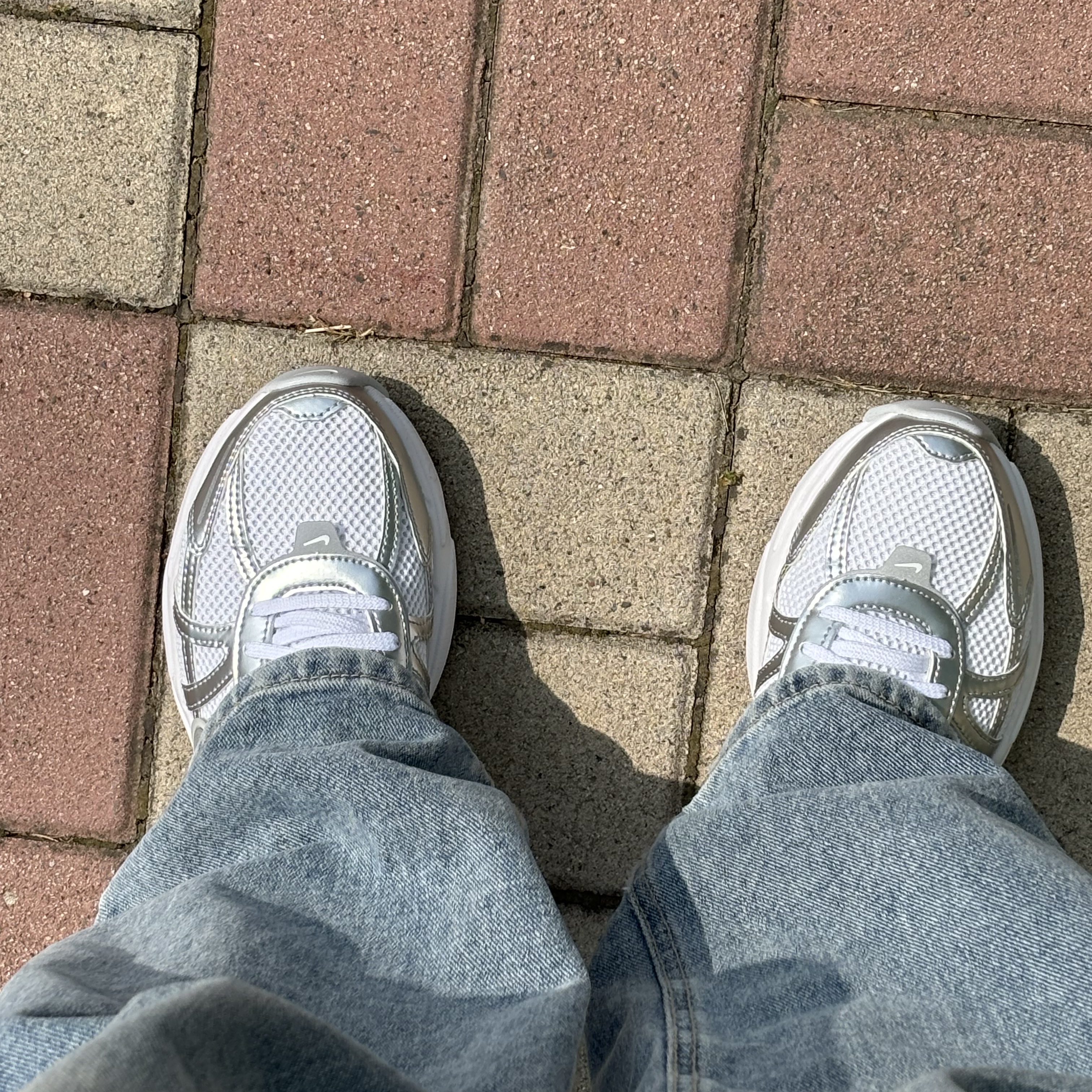 Nike V2K Run Metallic Silver White 착용 스타일
