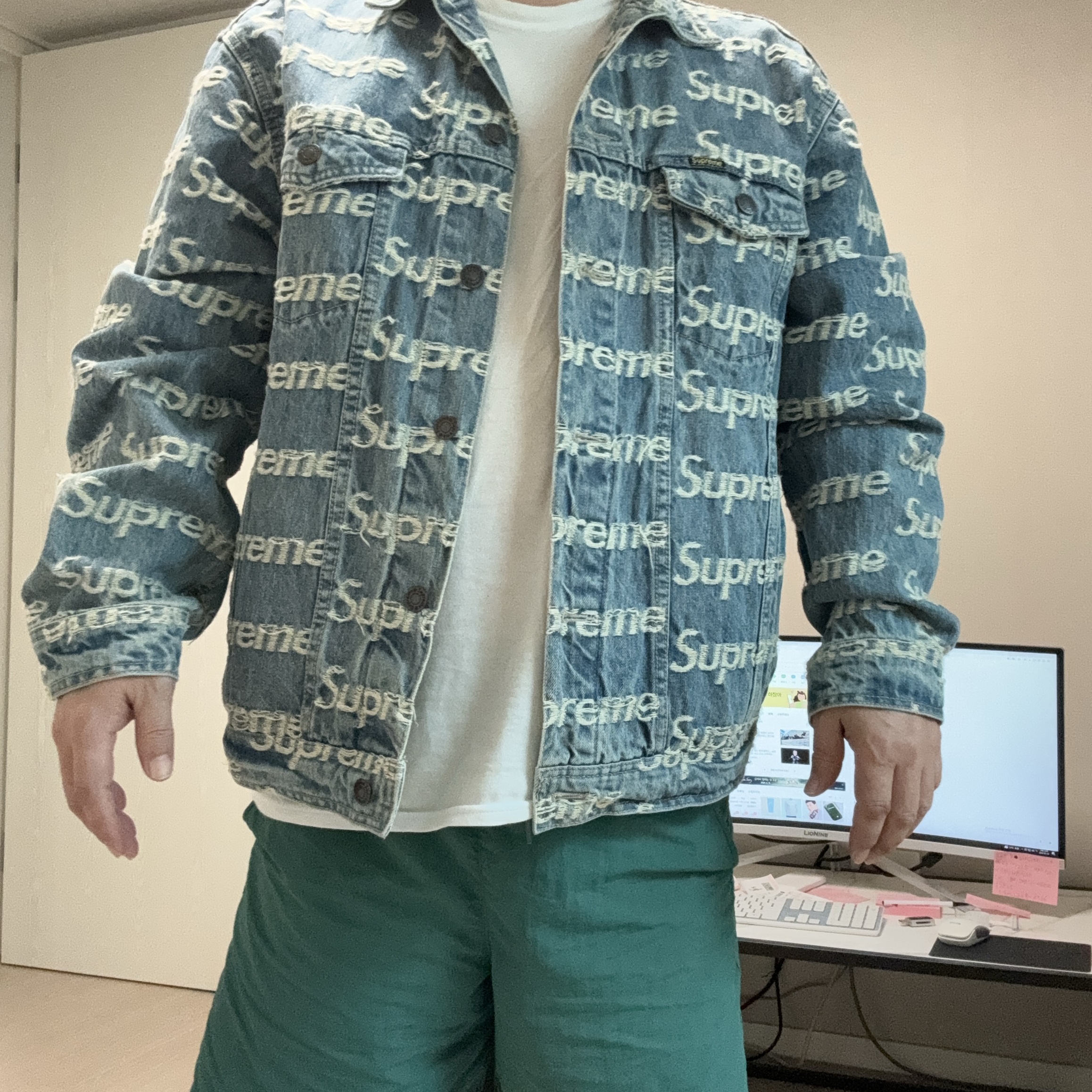 Supreme Frayed Logos Denim Trucker Jacket Blue - 21SS 착용 스타일 - 1