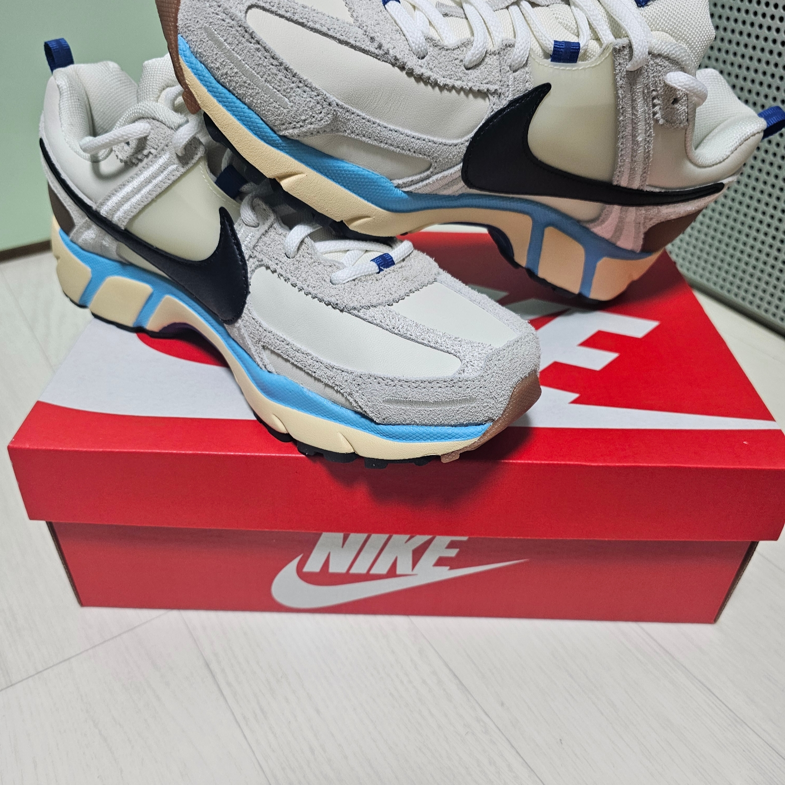 (W) Nike Zoom Vomero 5 PRM Designed by Japan 착용 스타일