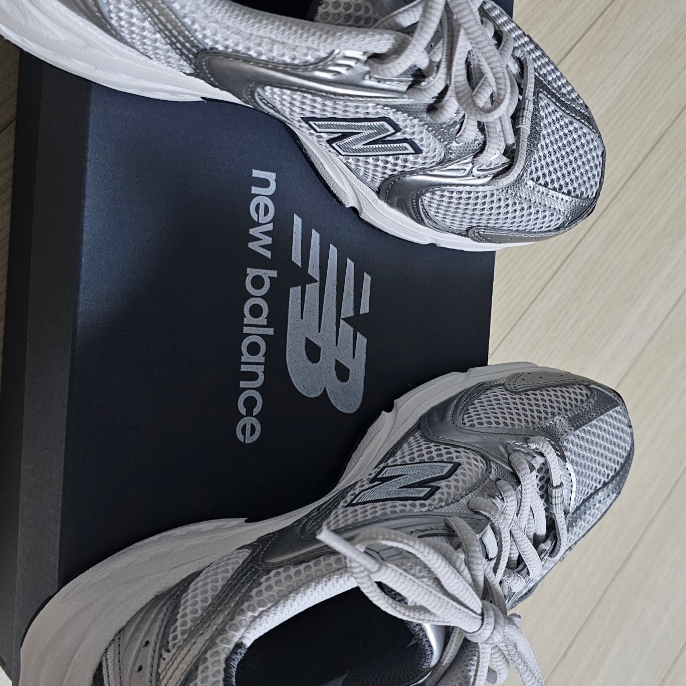 New Balance 530 Grey Matter Silver Metallic 착용 스타일 - 5