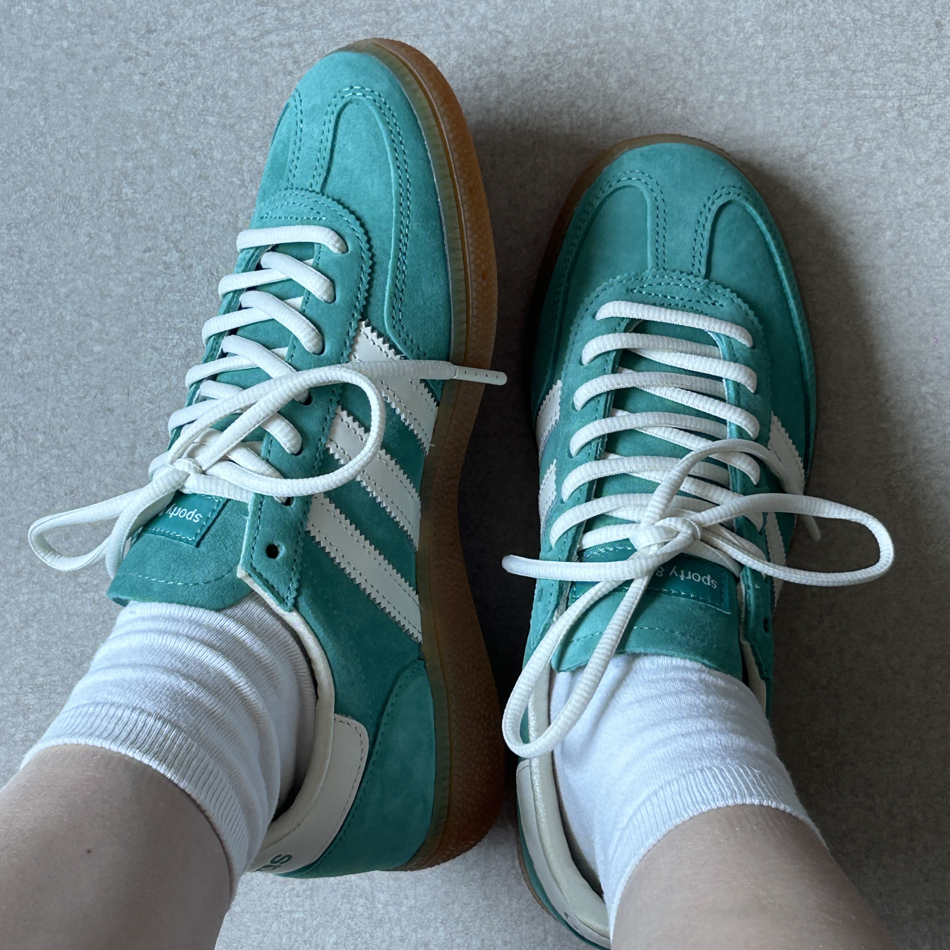 Adidas x Sporty & Rich Spezial Handball Pantone Core White 착용 스타일