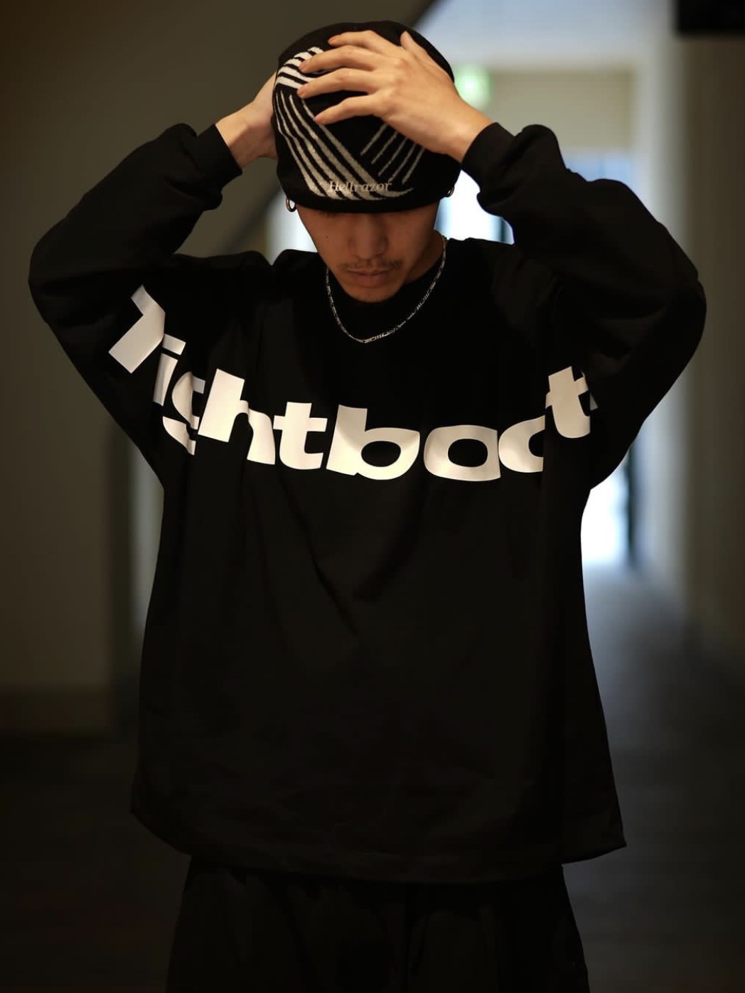 Tightbooth Big Logo LS T-Shirt Black 착용 스타일 - 1