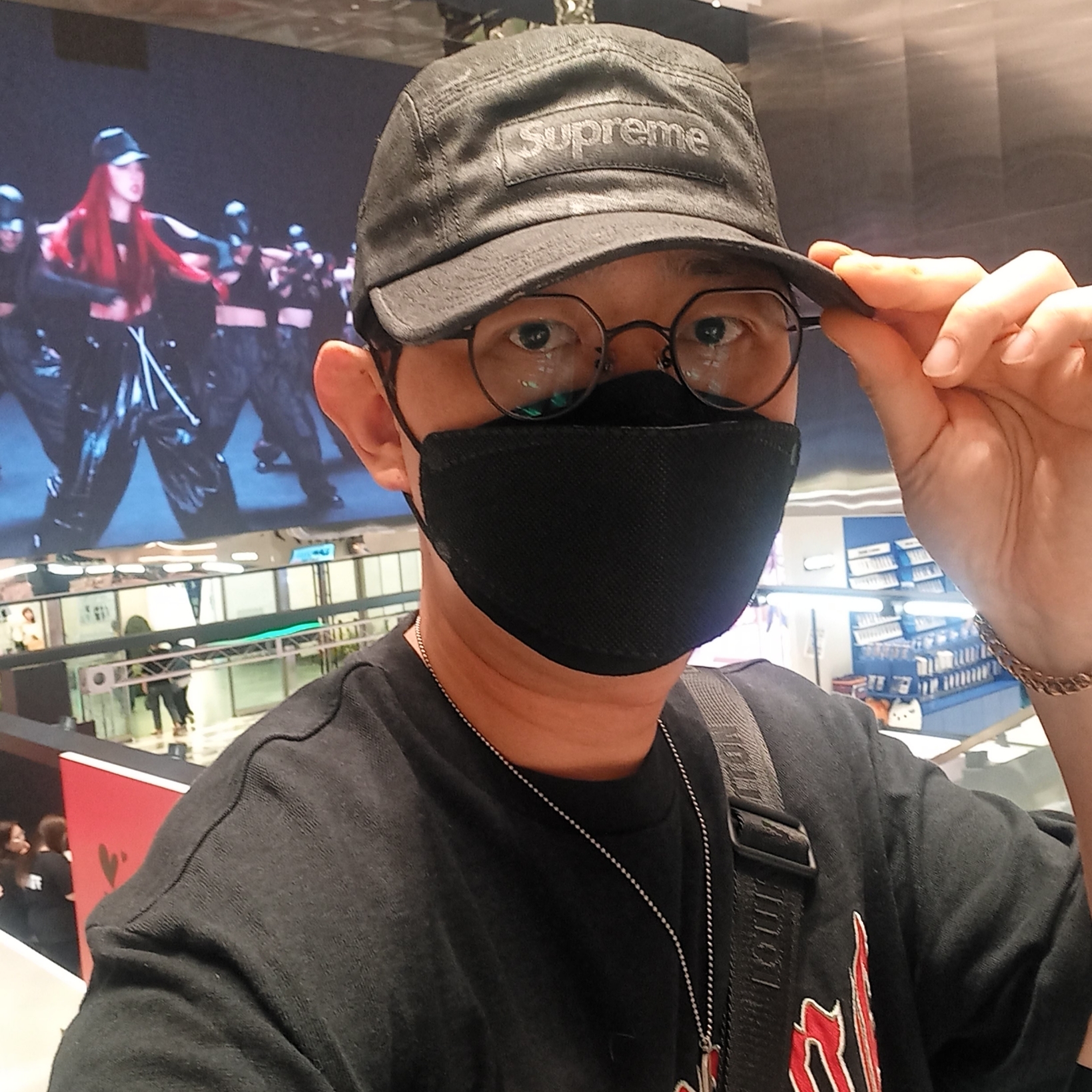 Supreme x MM6 Maison Margiela Painted Camp Cap Black - 24SS, Supreme Old English S/S Top Black - 24SS 착용 스타일 - 4