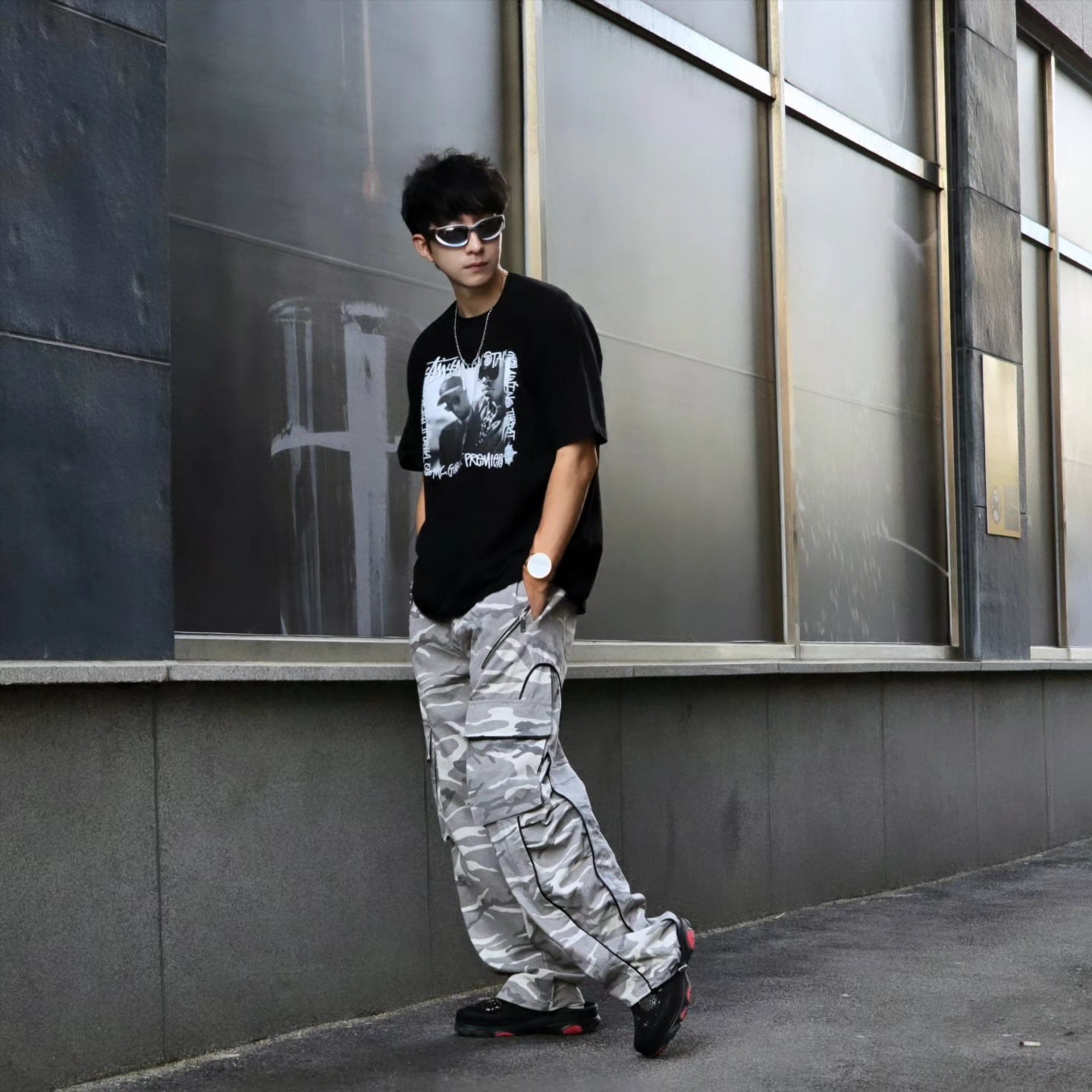Stussy x Gang Starr Take It Personal T-Shirt Black, Crocs x Staple Classic All Terrain Clog Black 착용 스타일 - 1