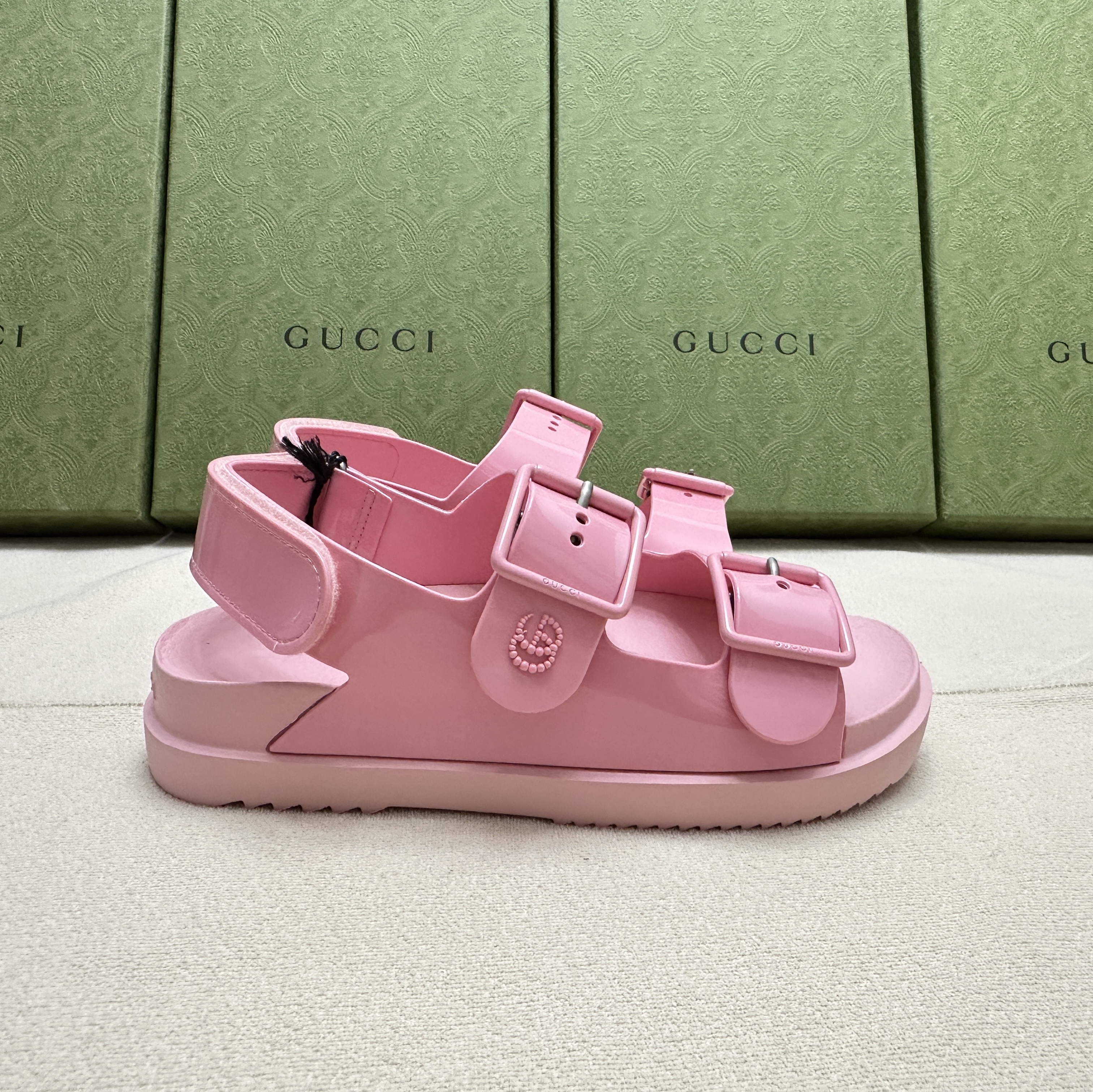 (W) Gucci Mini Double G Rubber Slide Sandal Wild Rose 착용 스타일 - 2