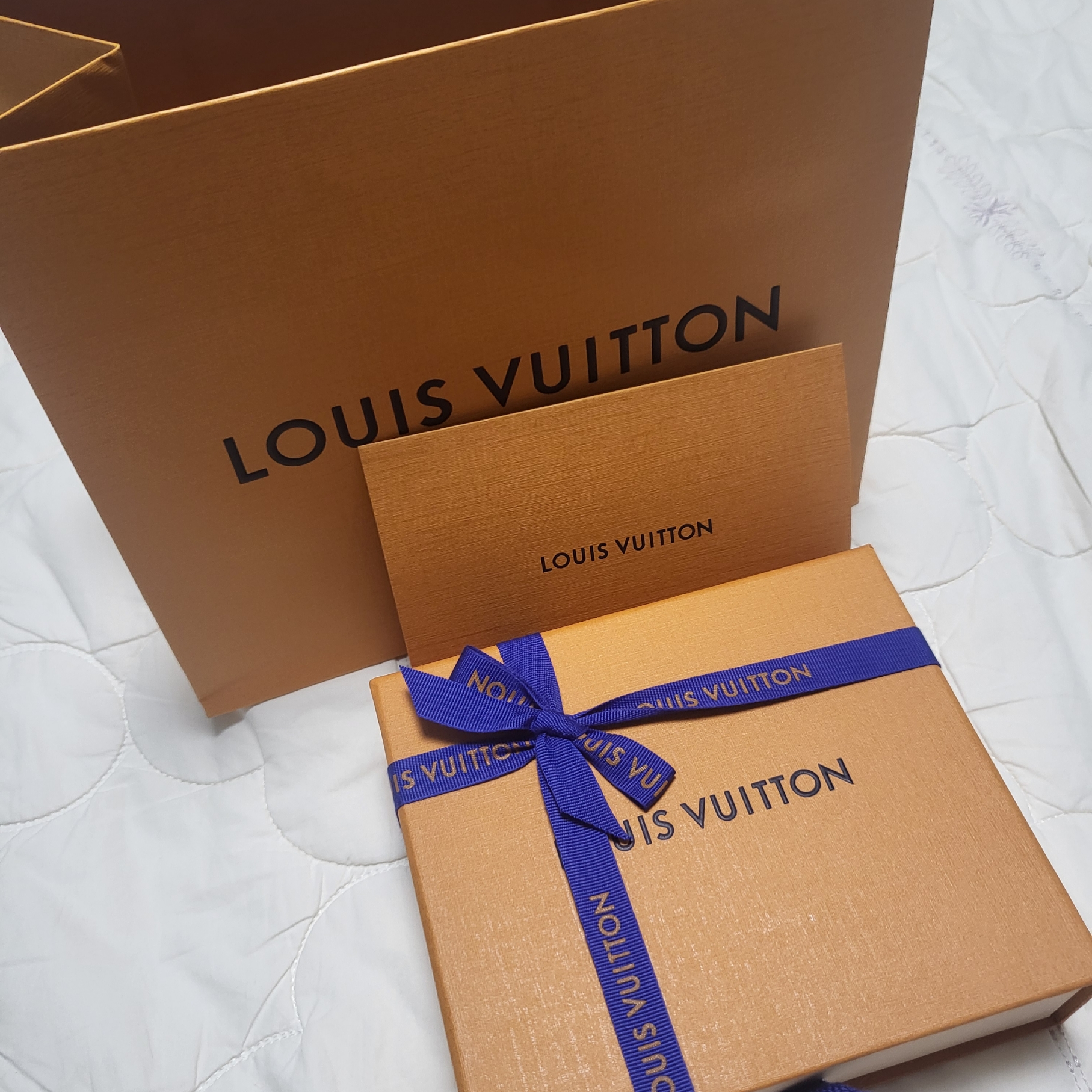 Louis Vuitton Business Card Holder Monogram Embossed Leather Black 착용 스타일