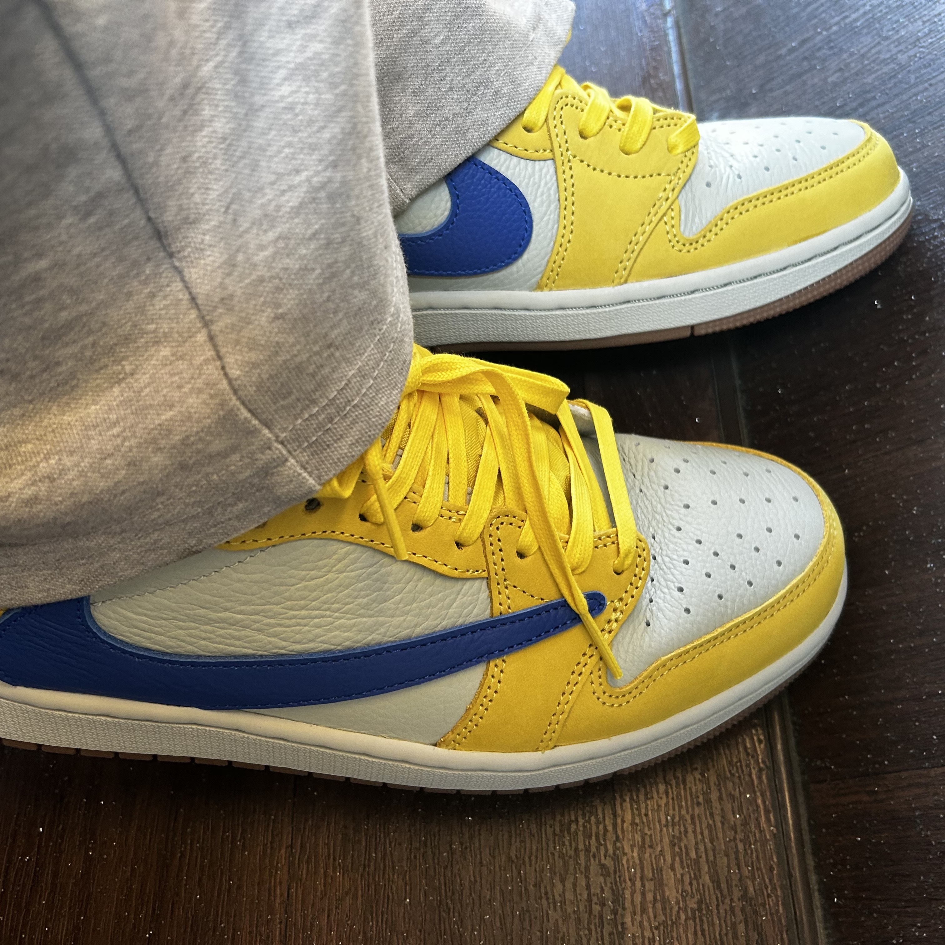 (W) Jordan 1 x Travis Scott Retro Low OG SP Canary 착용 스타일