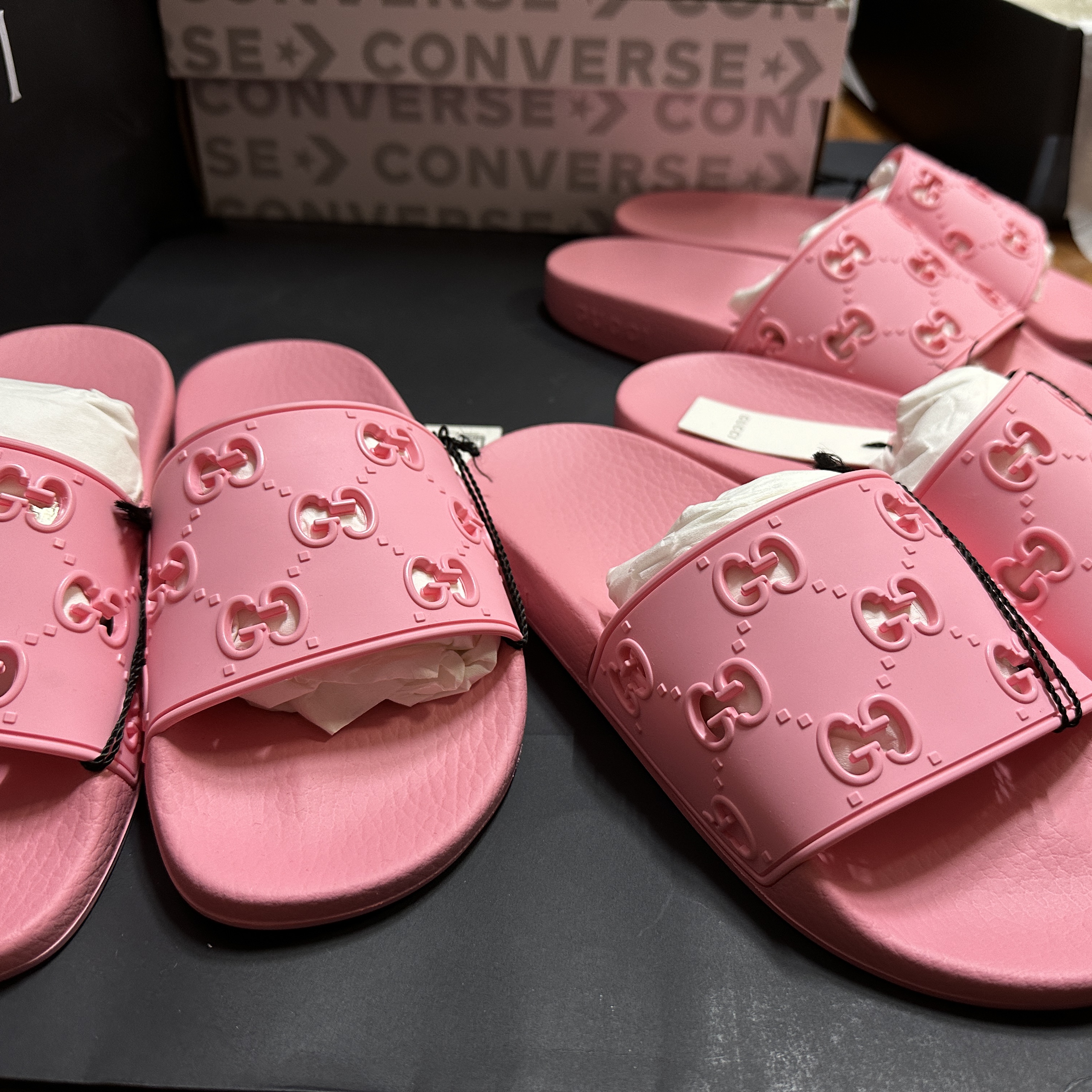 (W) Gucci GG Rubber Slide Sandal Pink 착용 스타일 - 3