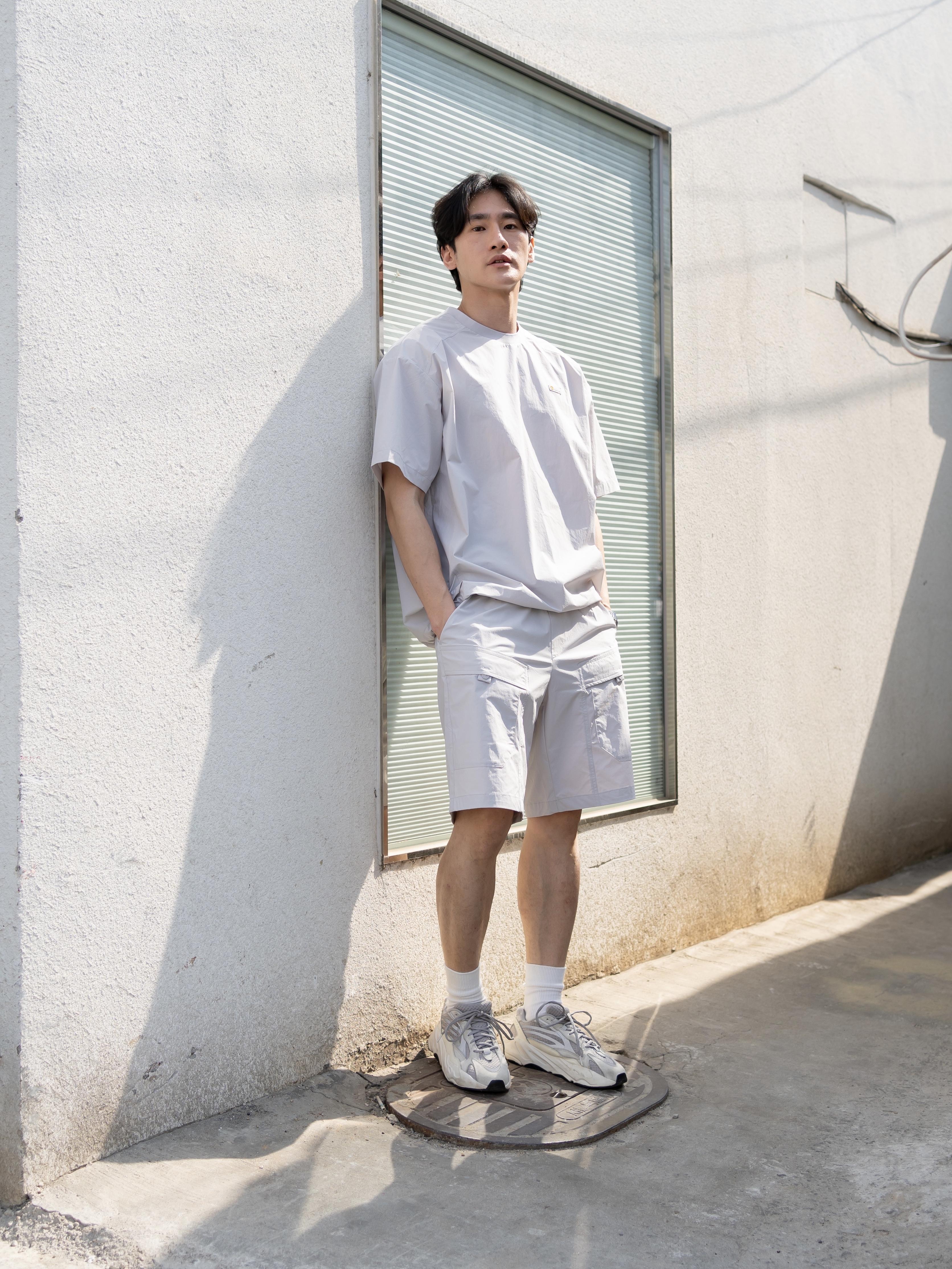 Adidas Yeezy Boost 700 V2 Static 2018 착용 스타일 - 1