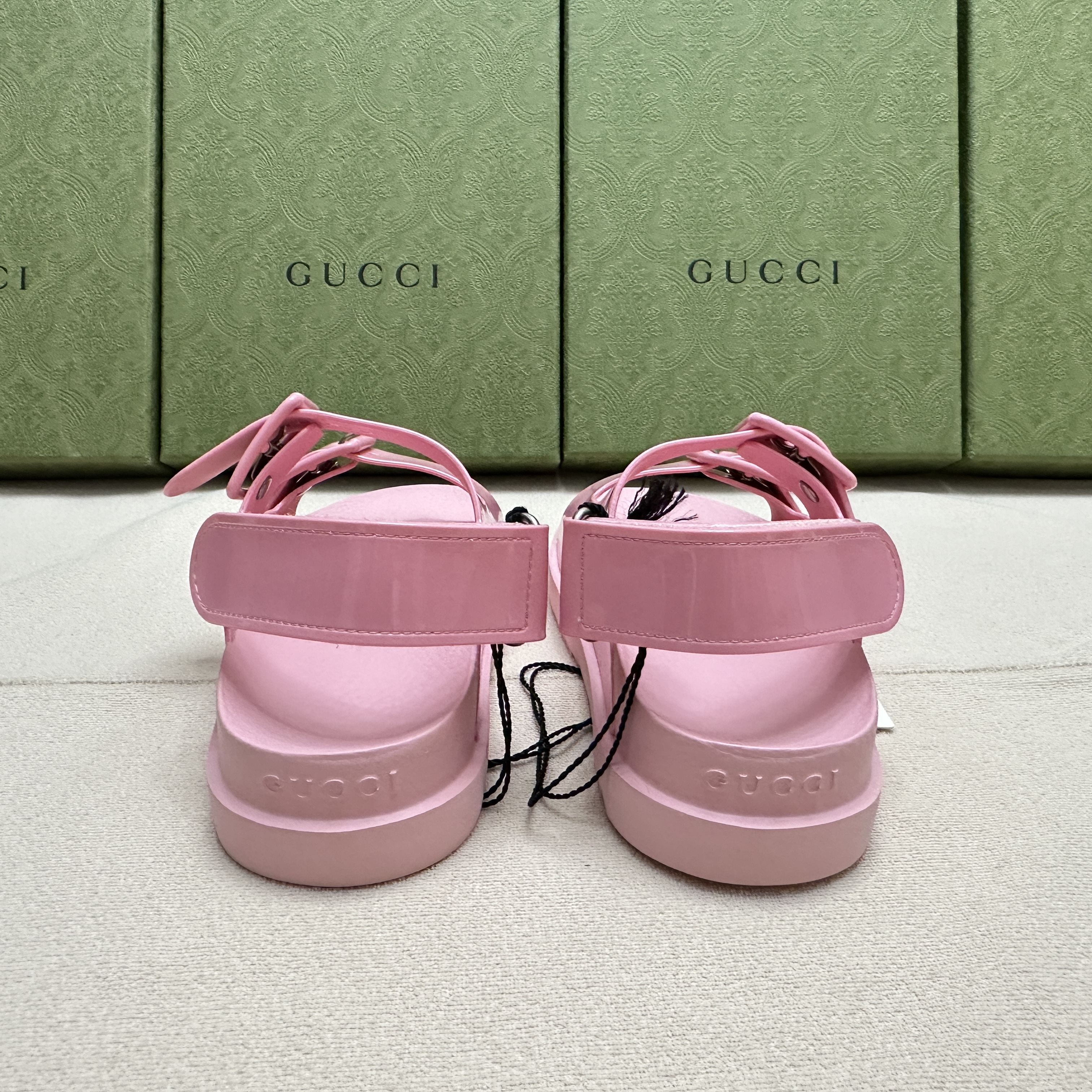 (W) Gucci Mini Double G Rubber Slide Sandal Wild Rose 착용 스타일 - 3