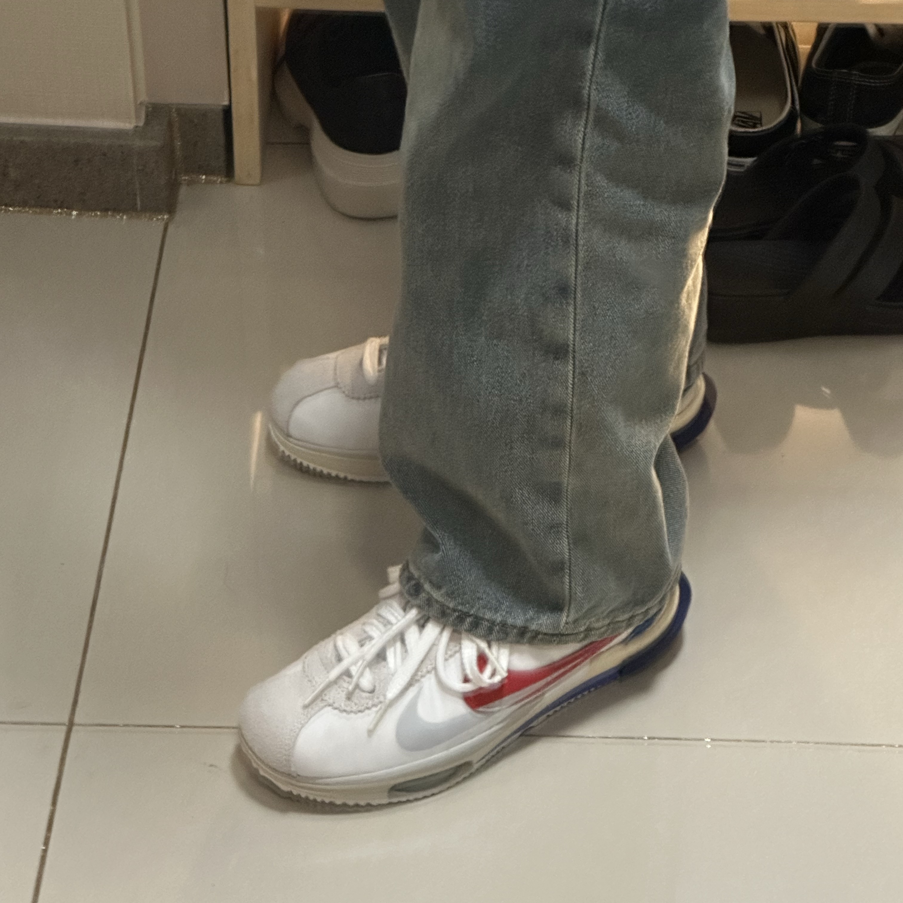 Nike x Sacai Zoom Cortez SP White and University Red 착용 스타일 - 1
