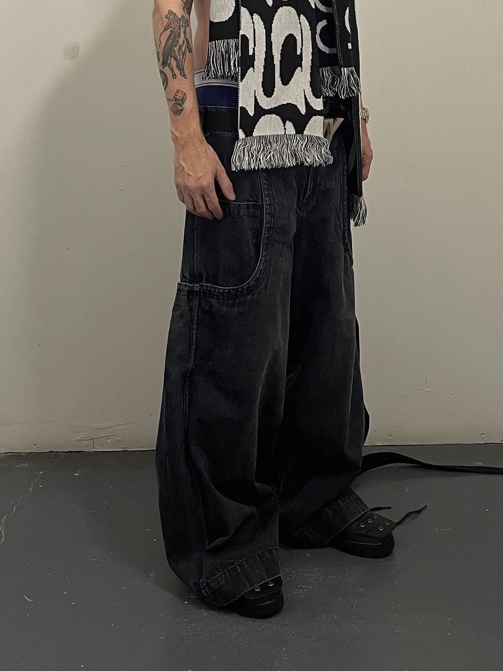 [KREAM 단독] Hyacyn Denim Us Sevar Rof Black, [KREAM 단독] Hyacyn Punk Deflector Black 착용 스타일