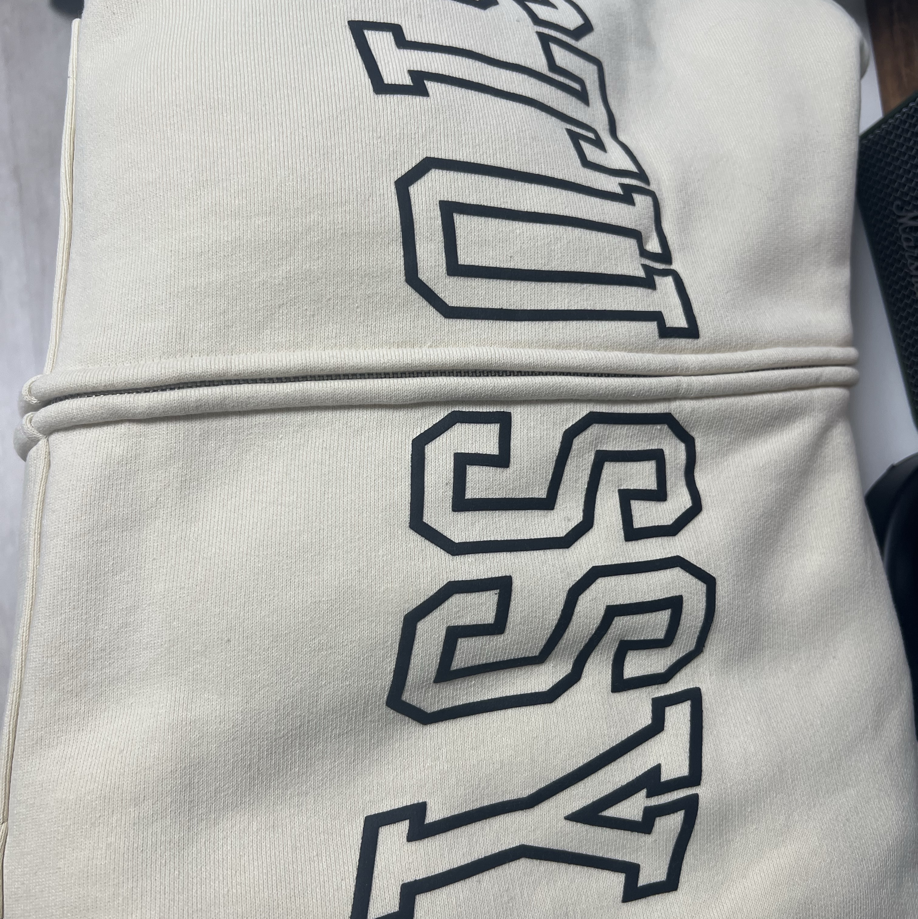 Stussy Outline Zip Hoodie Ivory 착용 스타일