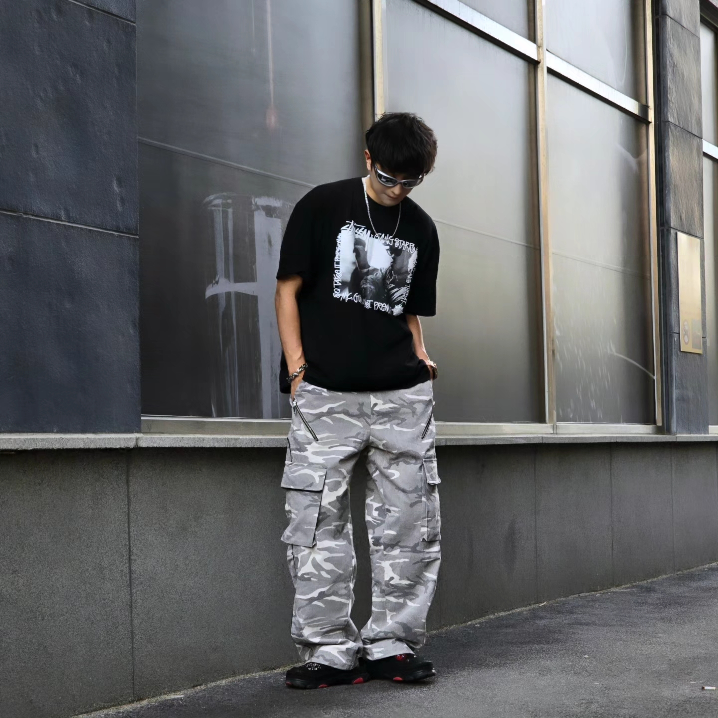 Stussy x Gang Starr Take It Personal T-Shirt Black, Crocs x Staple Classic All Terrain Clog Black 착용 스타일 - 3
