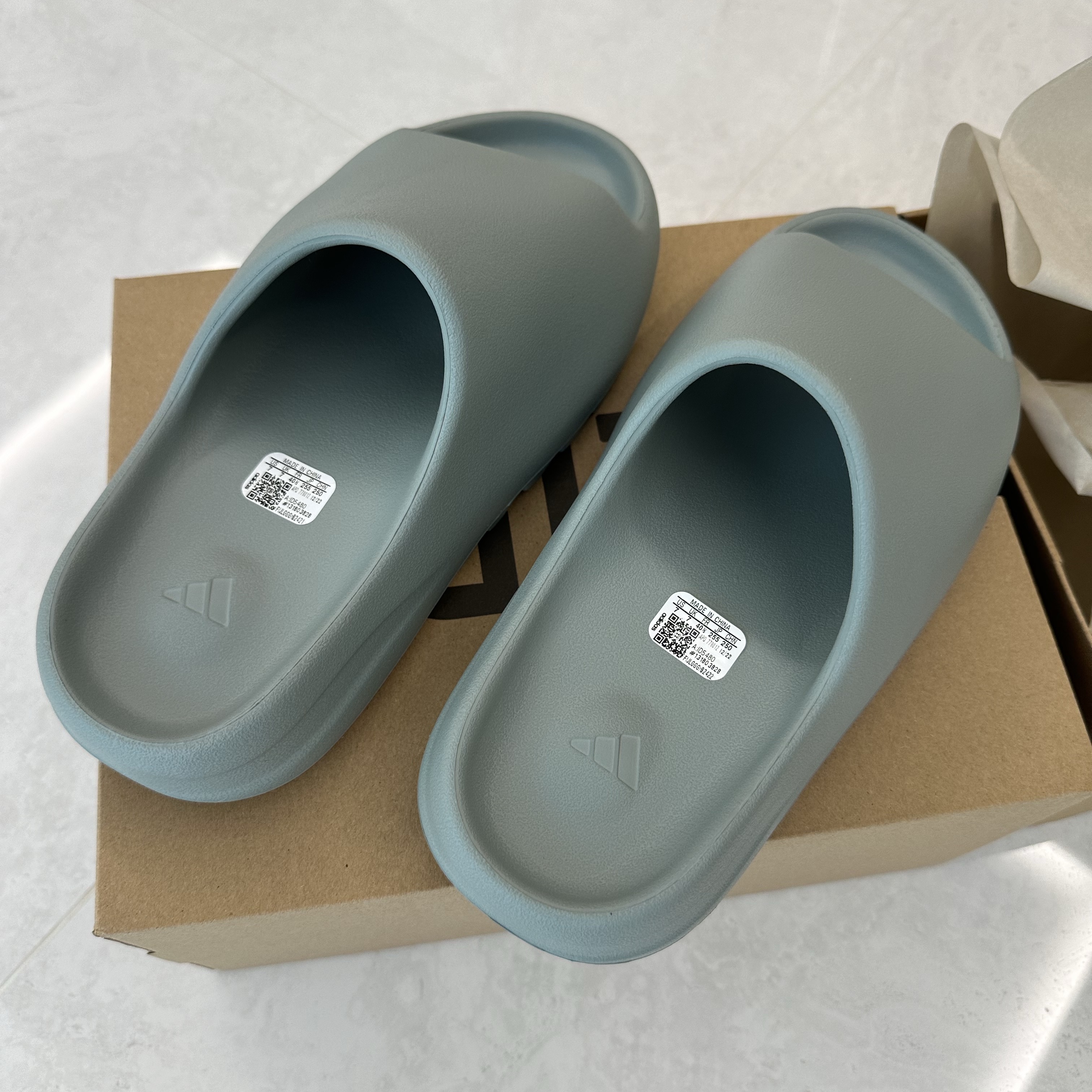 Adidas Yeezy Slide Salt 착용 스타일 - 1