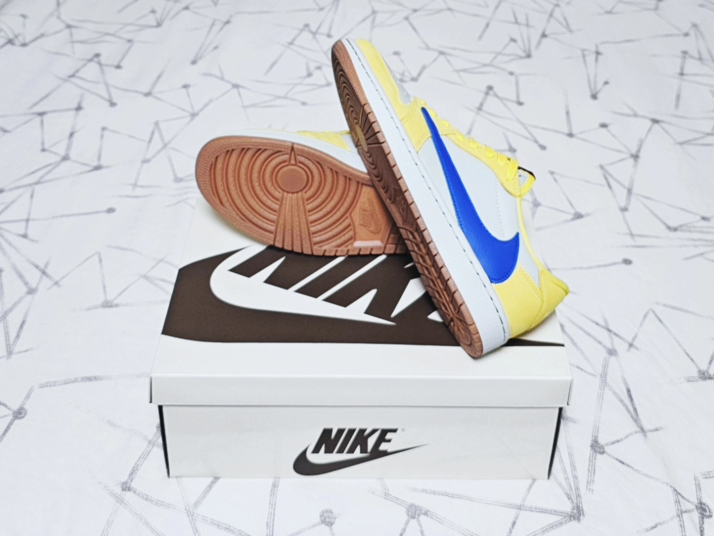 (W) Jordan 1 x Travis Scott Retro Low OG SP Canary 착용 스타일 - 4