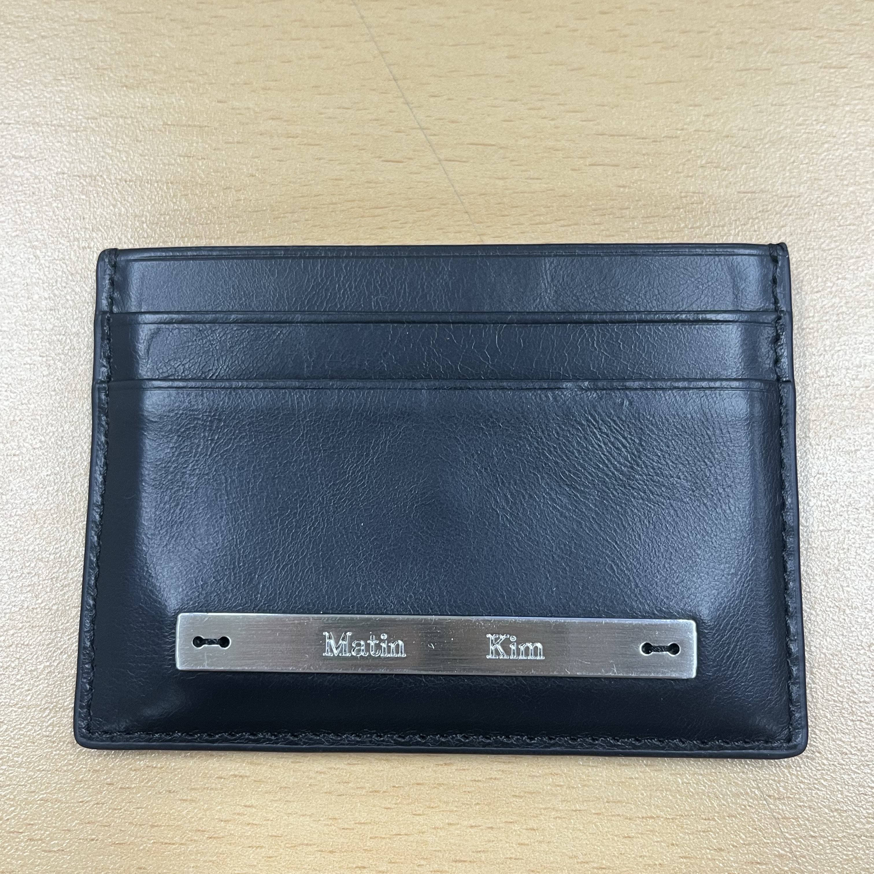 Matin Kim Vintage Card Wallet Black 착용 스타일