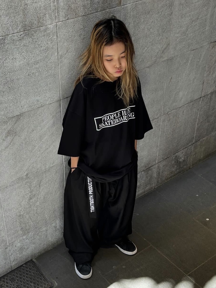 Tightbooth People Hate Skate T-Shirt Black 착용 스타일 - 2