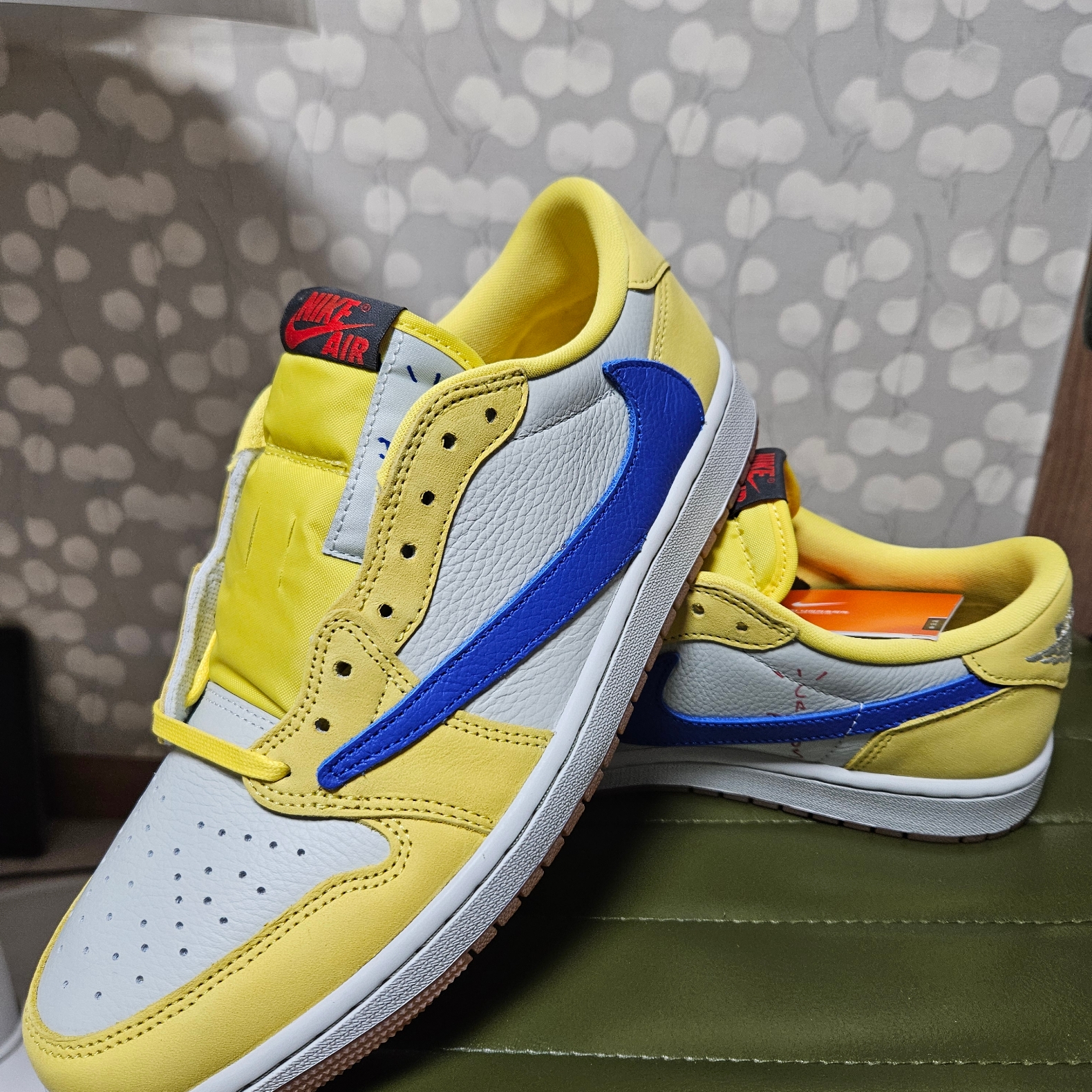 (W) Jordan 1 x Travis Scott Retro Low OG SP Canary 착용 스타일 - 3