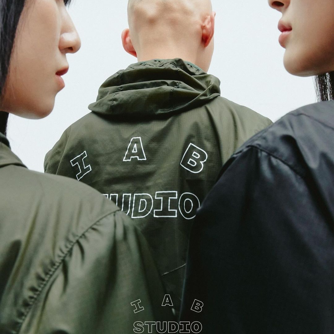 IAB Studio Ripstop Wind Jacket Deep Green, IAB Studio Line Logo T-Shirt White Orange 착용 스타일 - 1