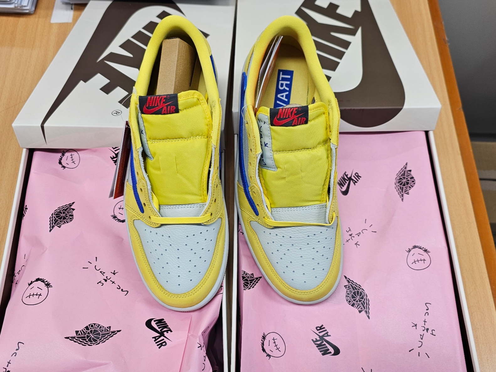 (W) Jordan 1 x Travis Scott Retro Low OG SP Canary 착용 스타일 - 3