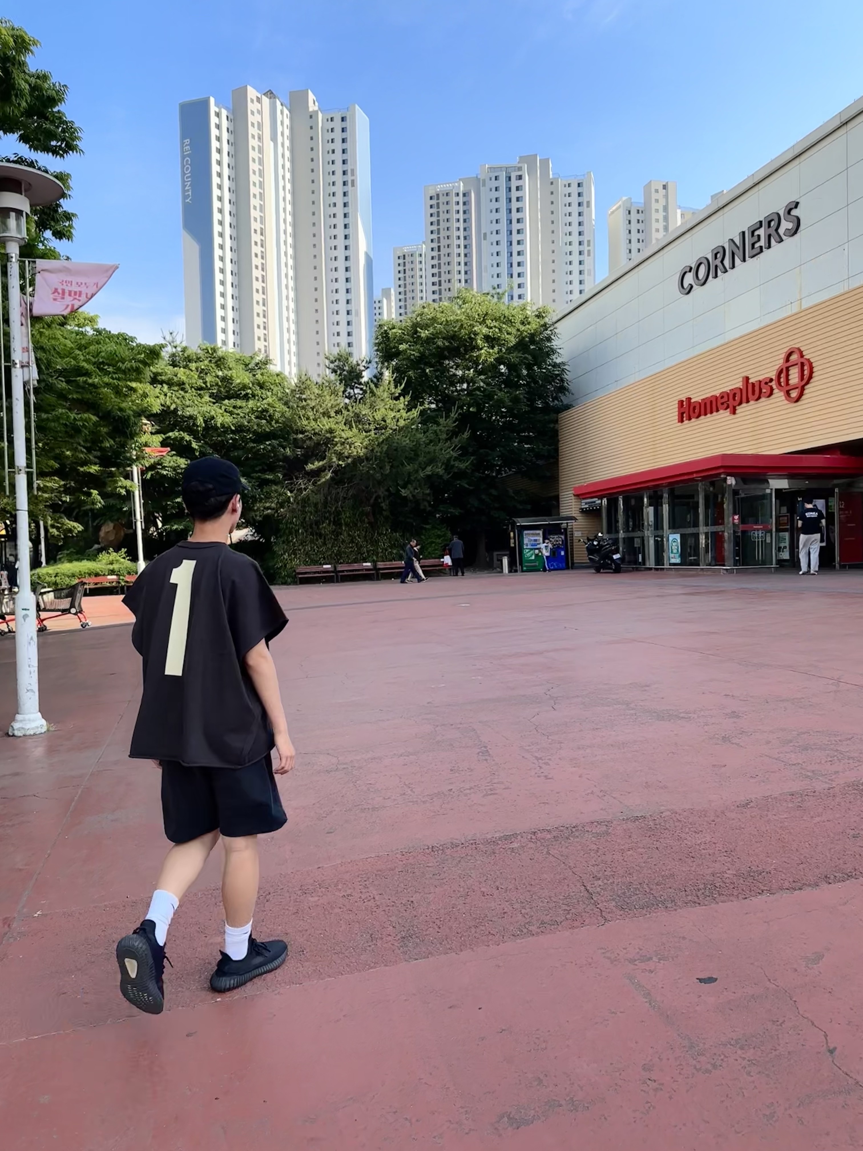 Adidas Yeezy Boost 350 V2 Onyx, Yeezy One Box T-Shirt Black 착용 스타일 - 1