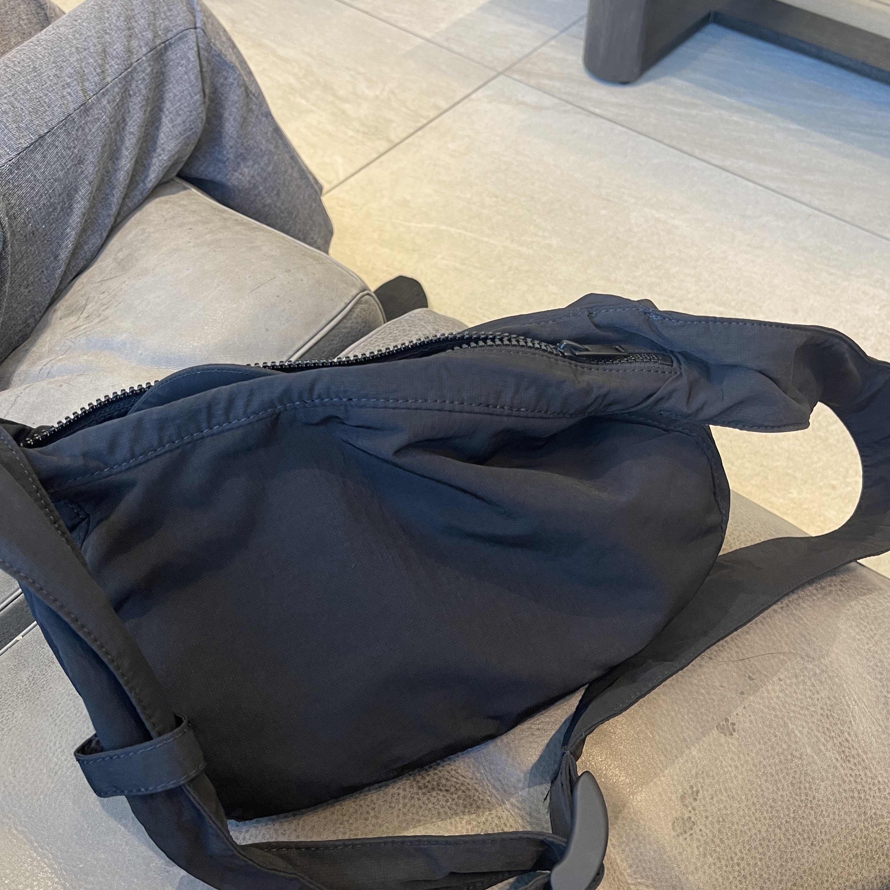 COS Nylon Crossbody Saddle Bag Black 착용 스타일