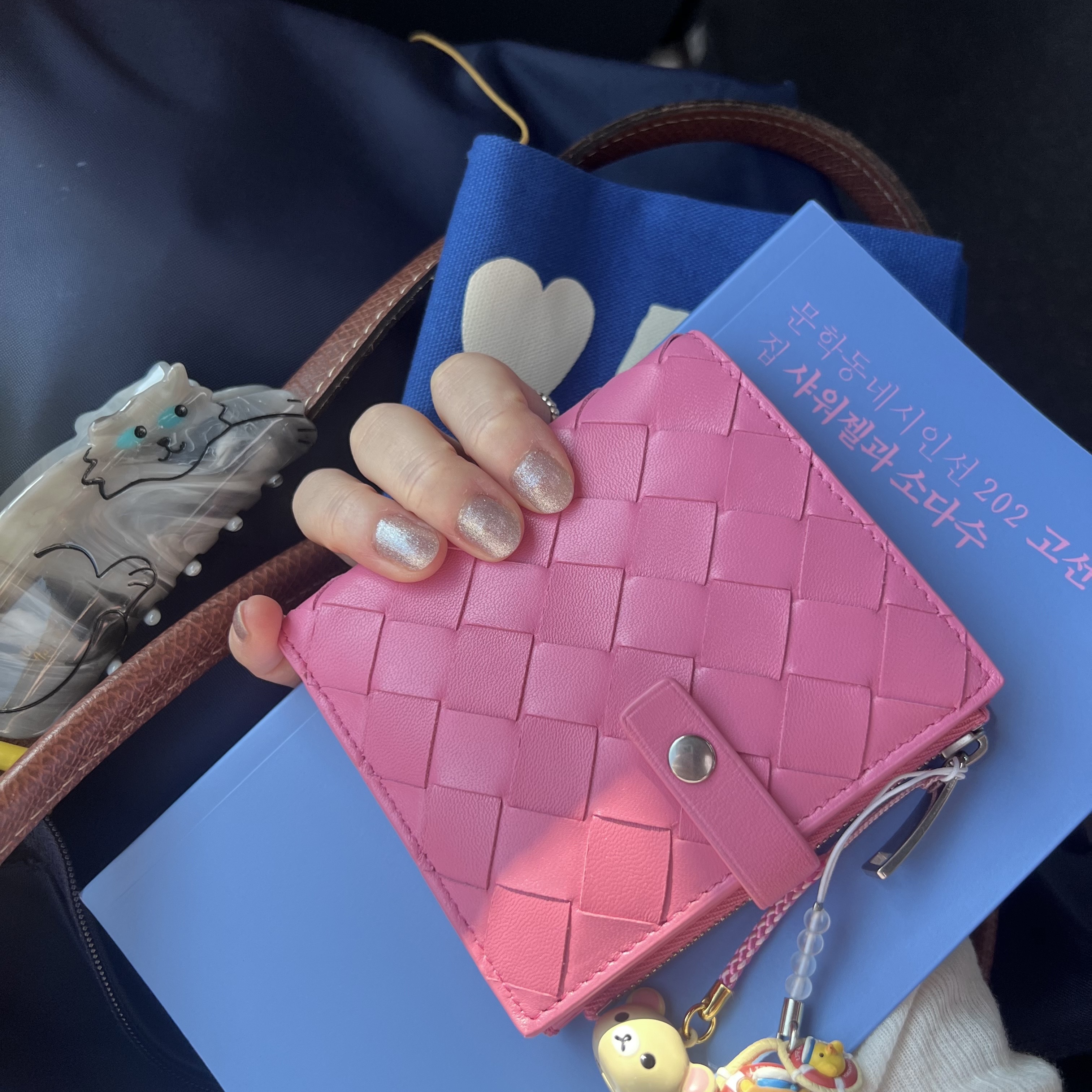 Bottega Veneta Bi-Fold Wallet Pink 착용 스타일