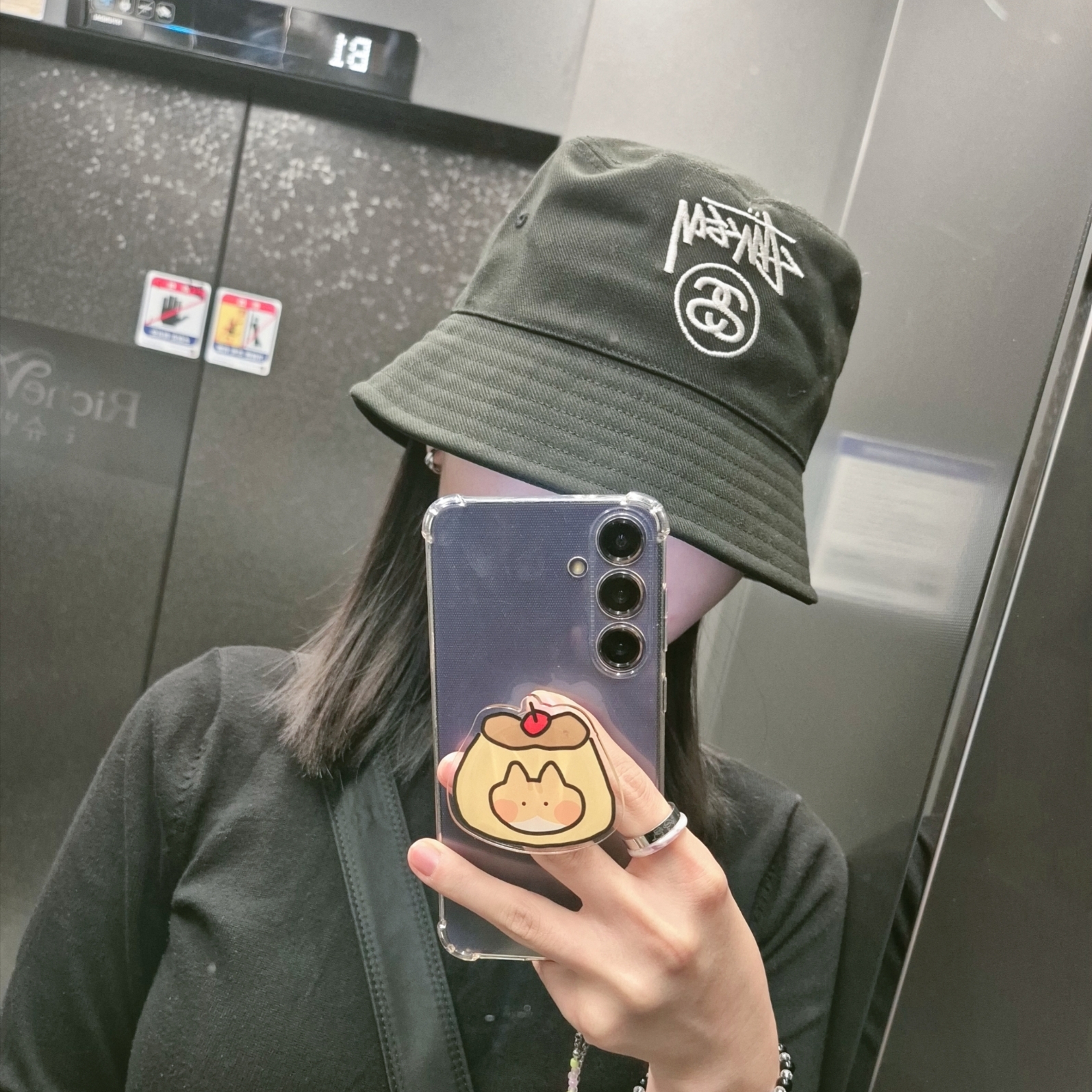 Stussy Stock Lock Deep Bucket Hat Black 착용 스타일
