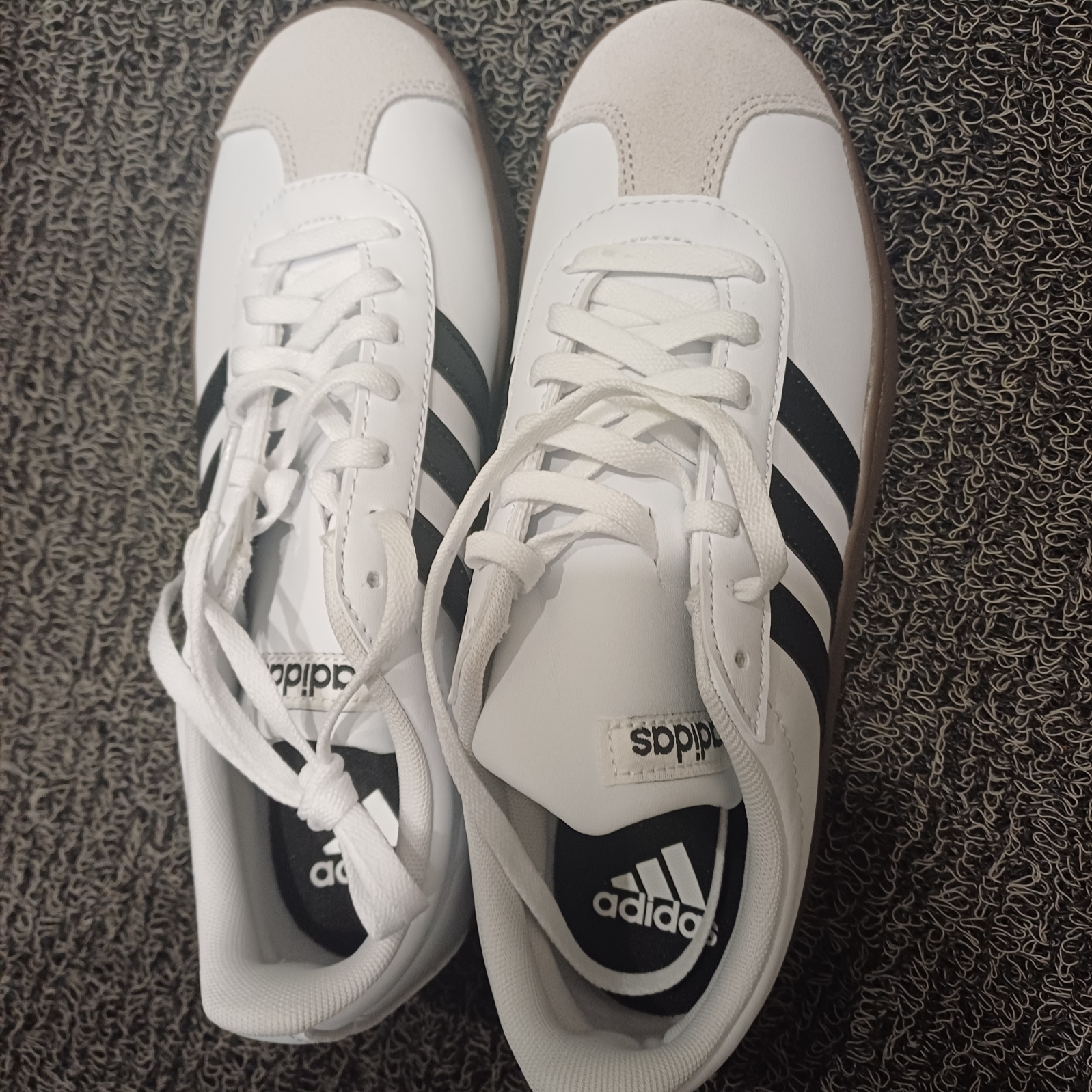 Adidas VL Court Base Cloud White Core Black 착용 스타일