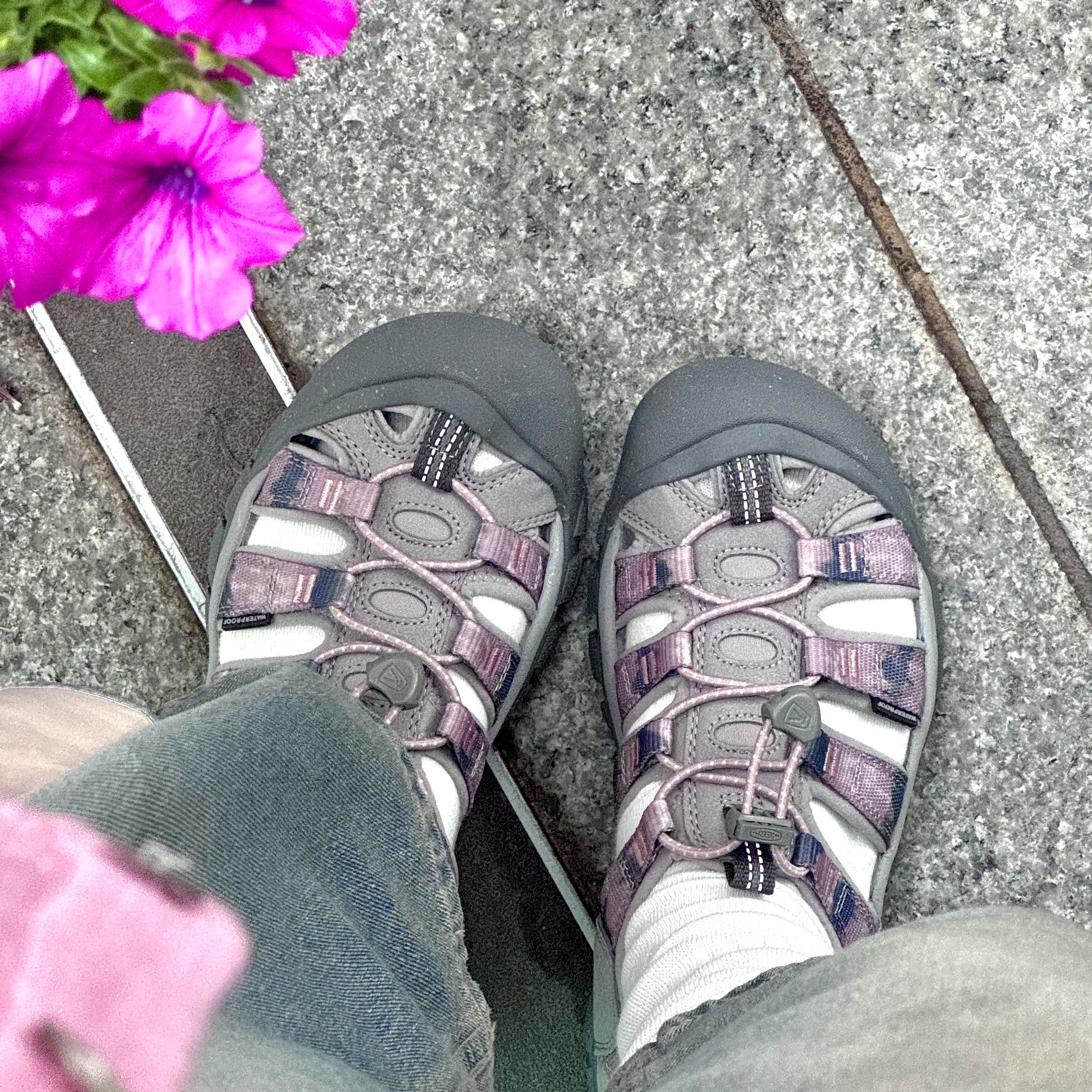 (W) Keen Newport H2 Fawn Tie Dye 착용 스타일 - 1