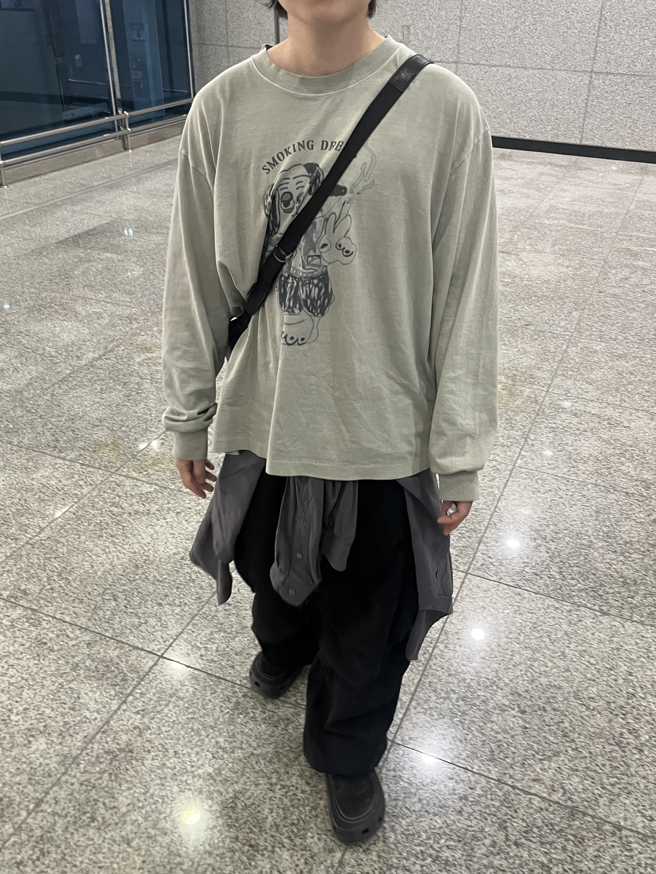Polyteru Tenco Loosed Shirt 2.0 Dyed Purple Gray, Polyteru Calf Bag Black Lambskin 착용 스타일